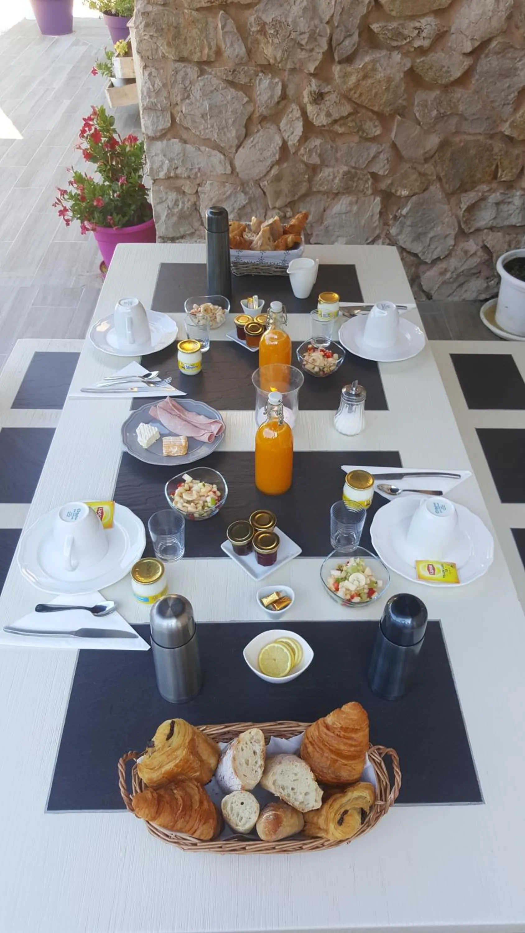 Food and drinks in Au Charme de Pépiole