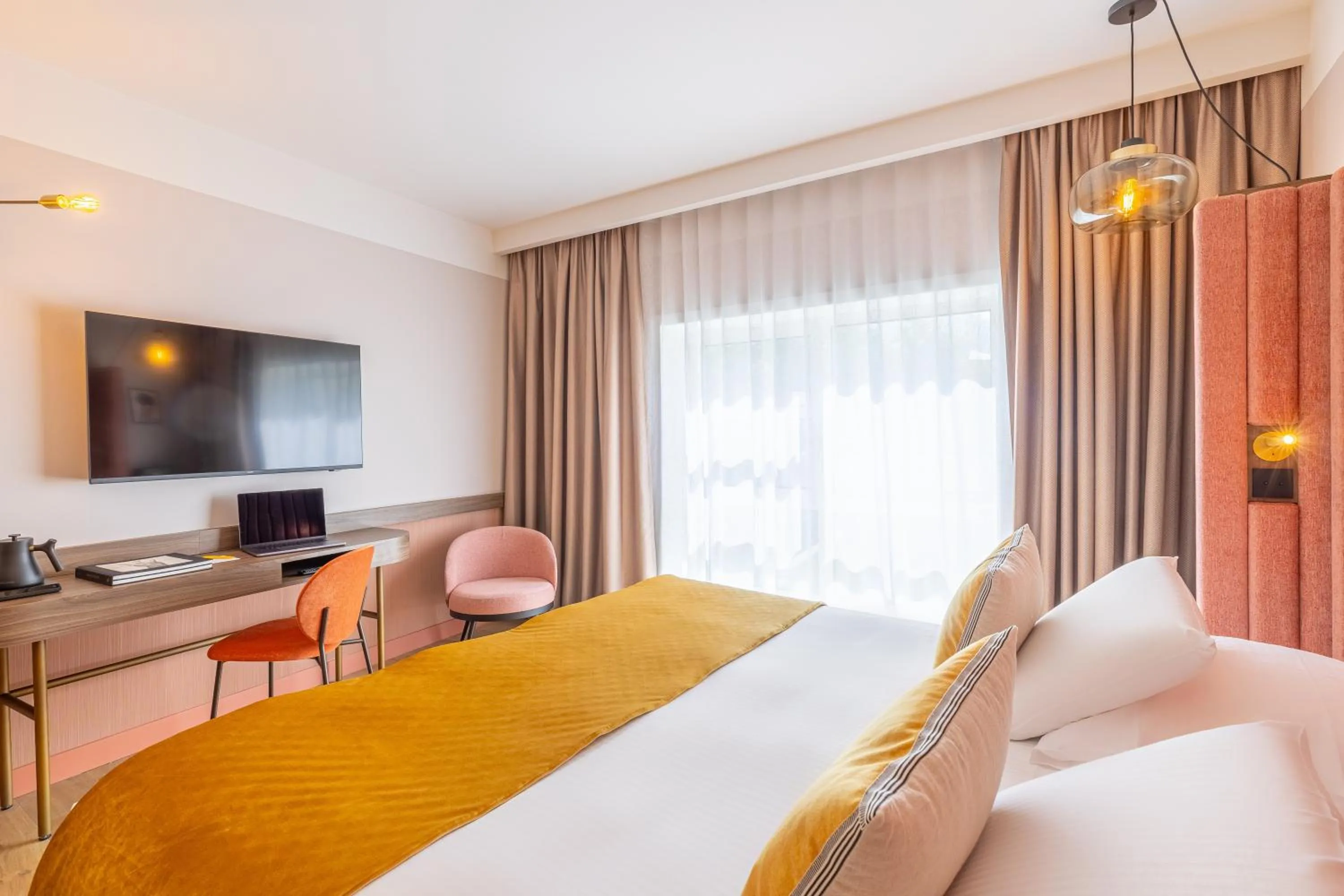 Bedroom, Bed in Golden Tulip Aix les Bains - Hotel & Spa