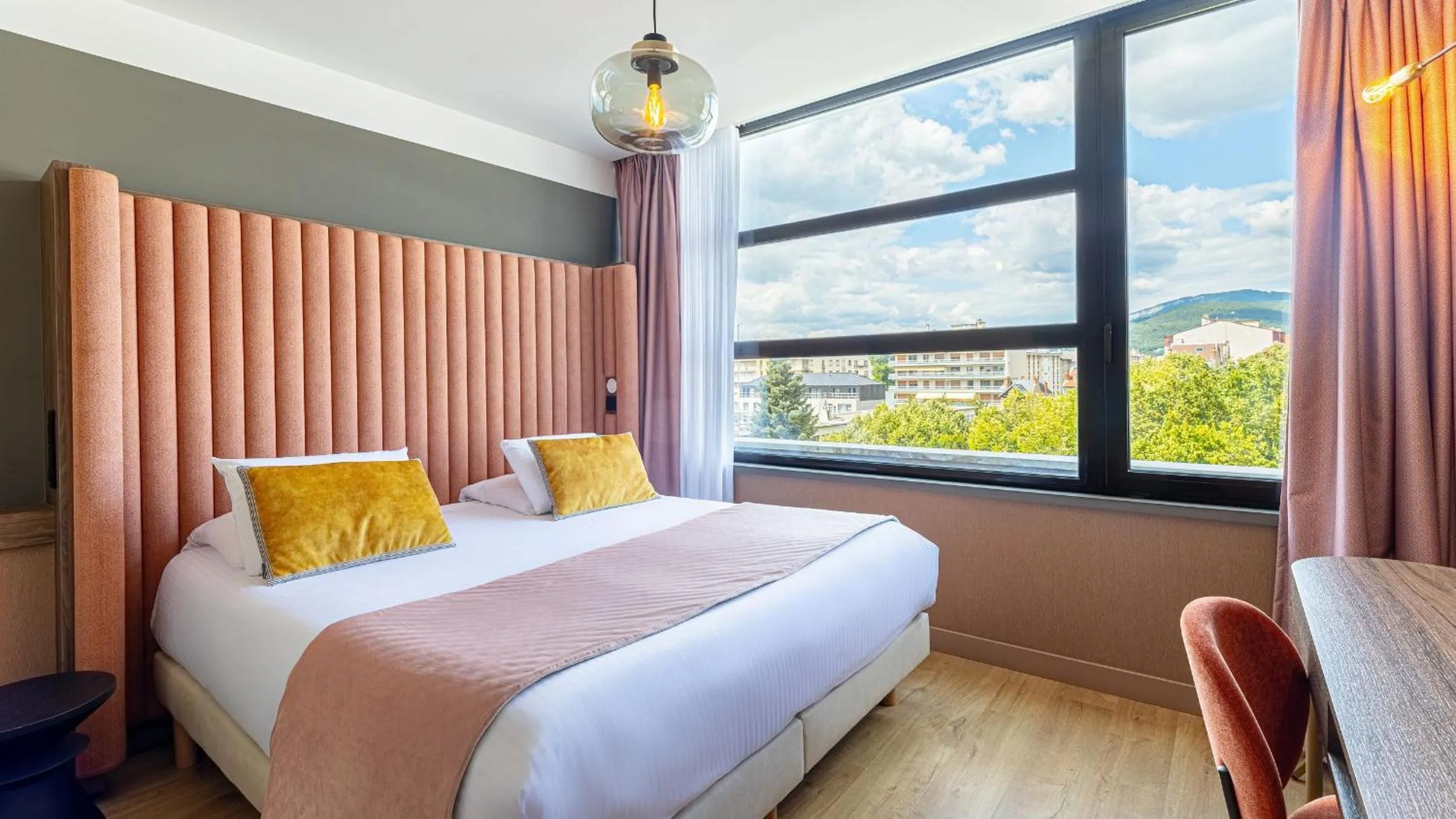 Photo of the whole room, Bed in Golden Tulip Aix les Bains - Hotel & Spa