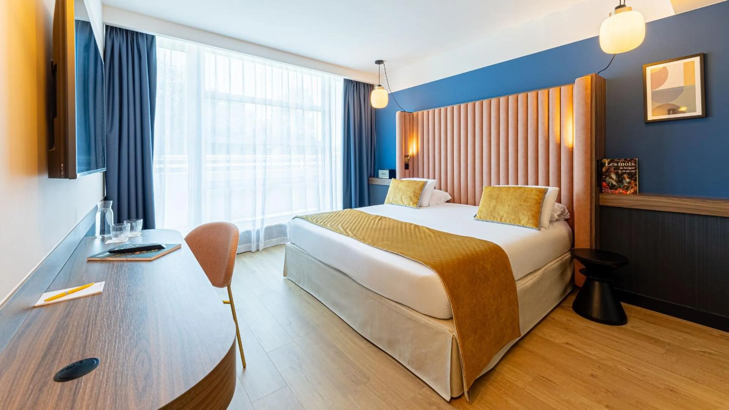 TV and multimedia, Bed in Golden Tulip Aix les Bains - Hotel & Spa