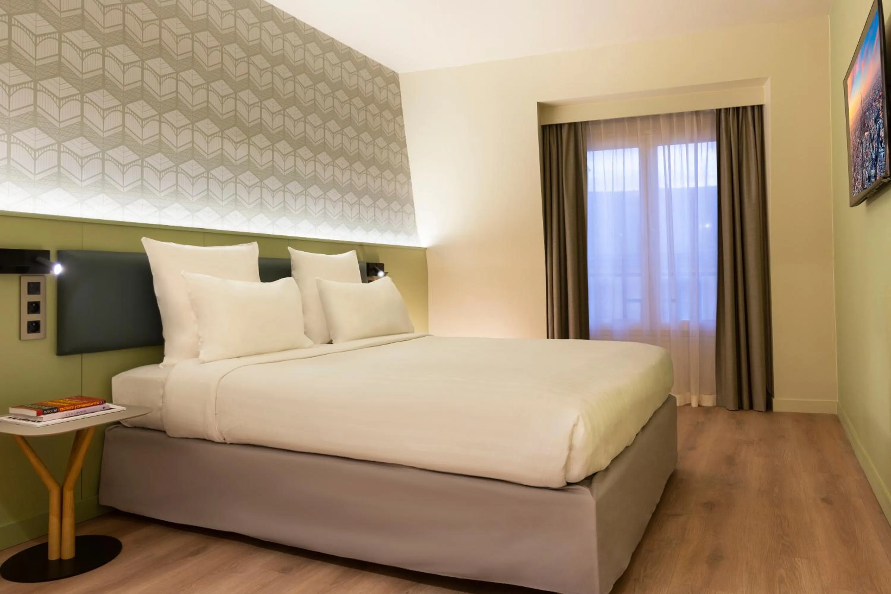 Bed in Citadines Les Halles Paris