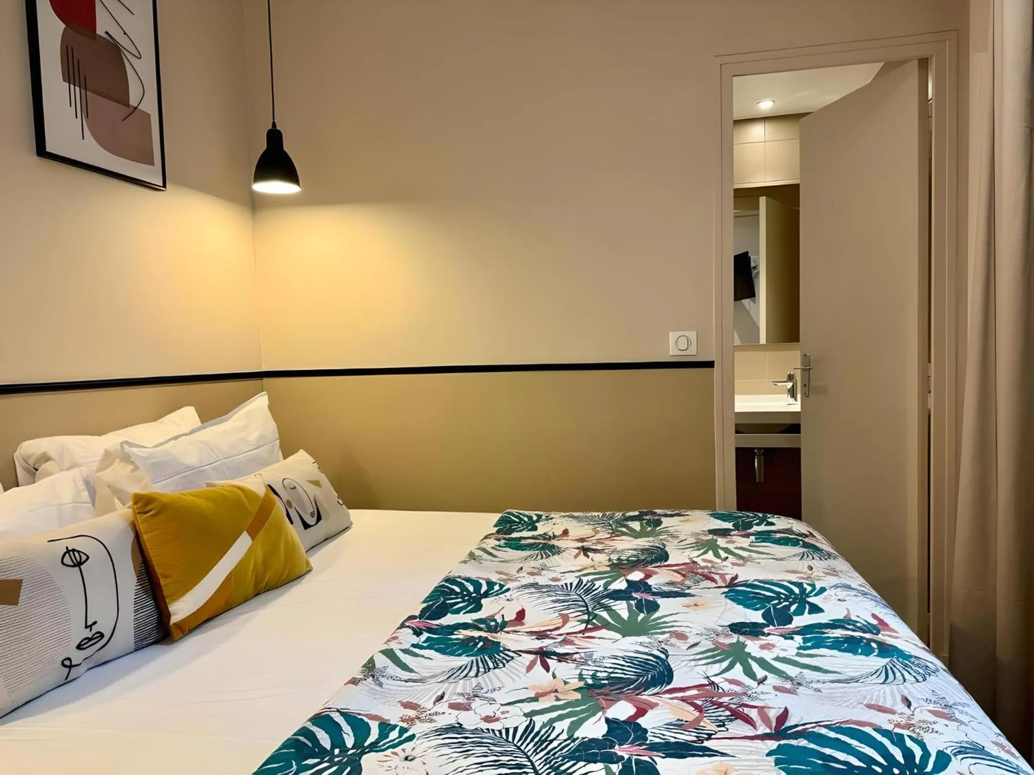 Bedroom, Bed in Hotel Lilas Blanc