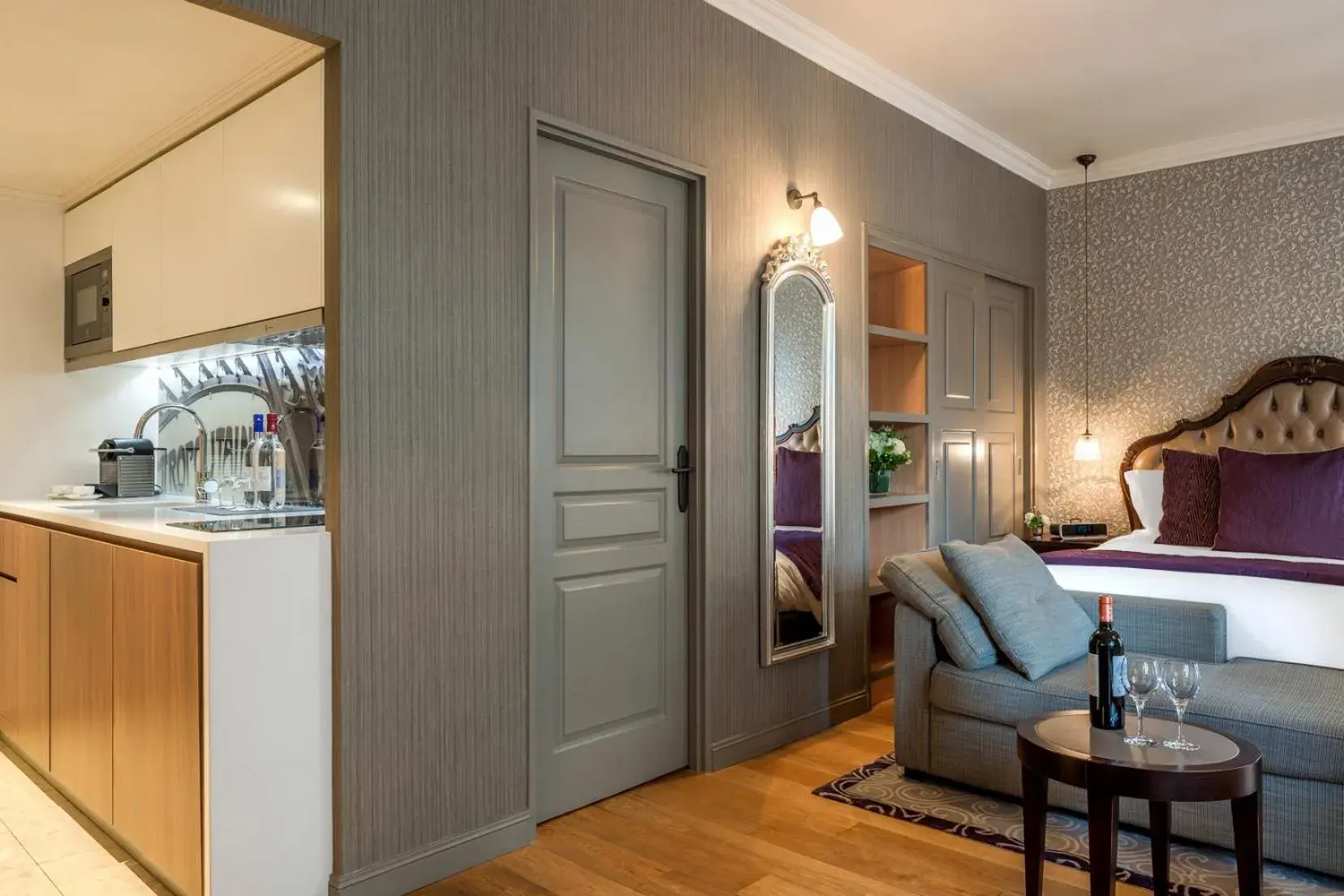 Premiere Suite in La Clef Louvre Paris by The Crest Collection Premiere Suite in La Clef Louvre Paris by The Crest Collection