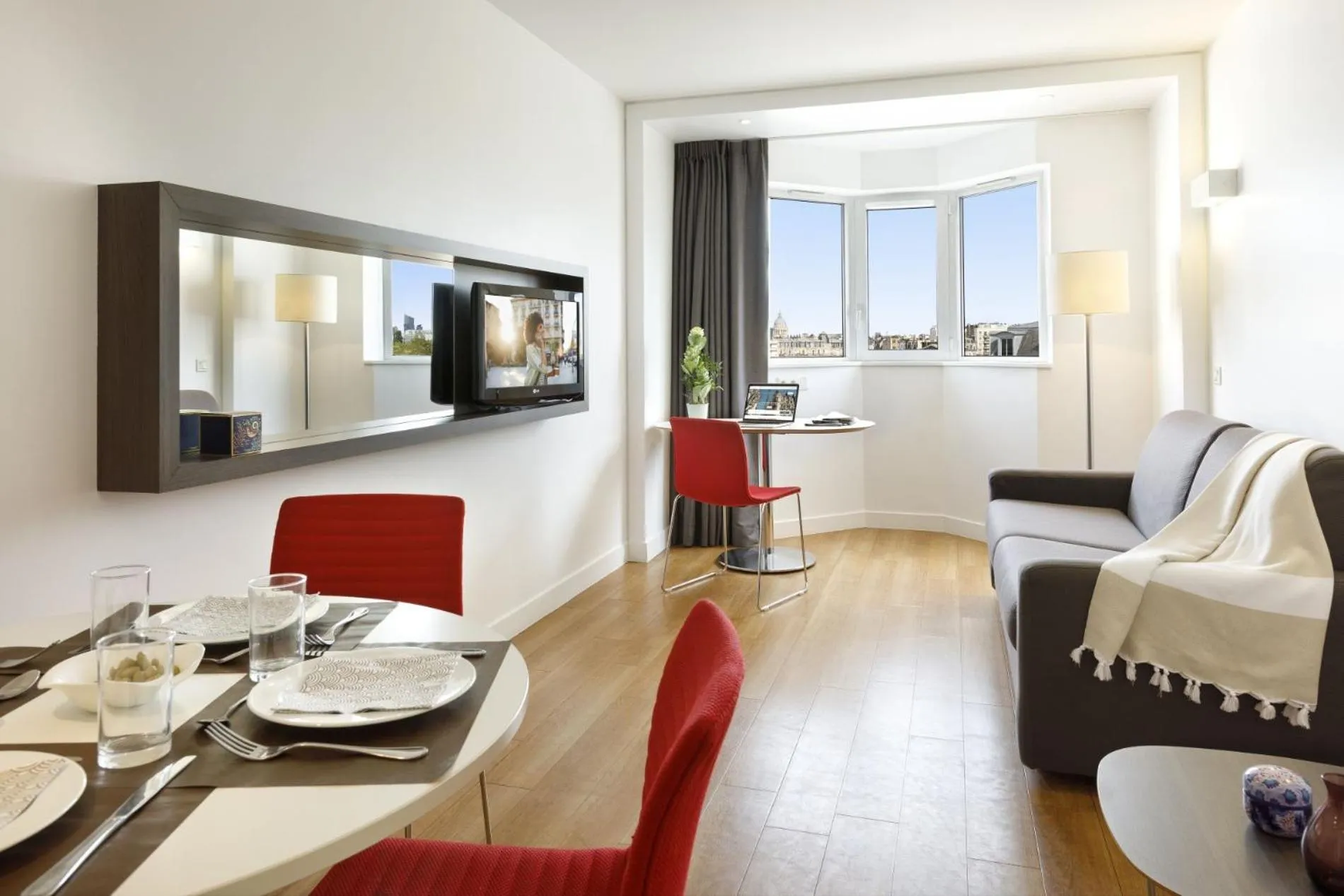 TV and multimedia in Citadines Montparnasse Paris