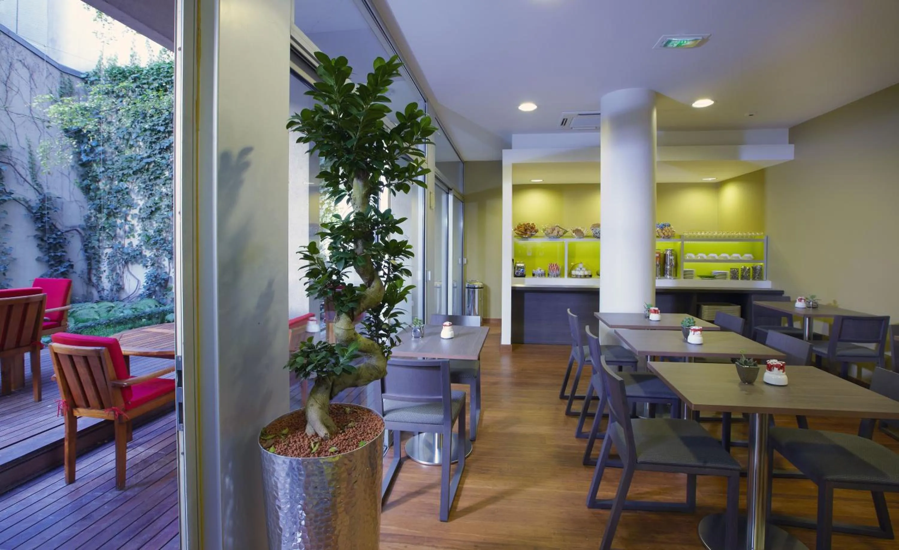 Restaurant/places to eat in Citadines Montparnasse Paris