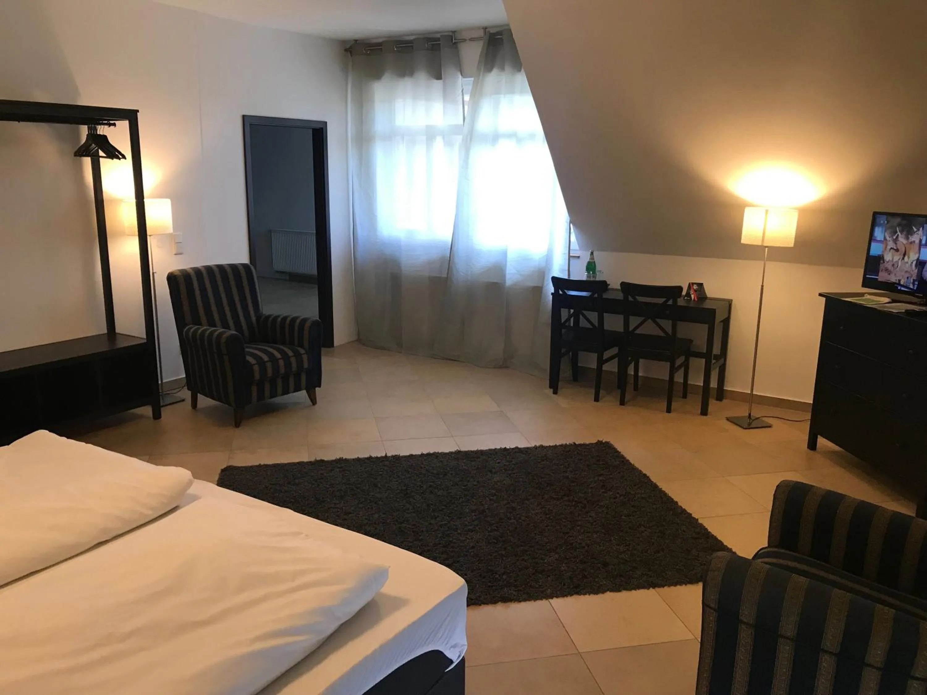 Photo of the whole room, Bed in dS Hotel Gronau