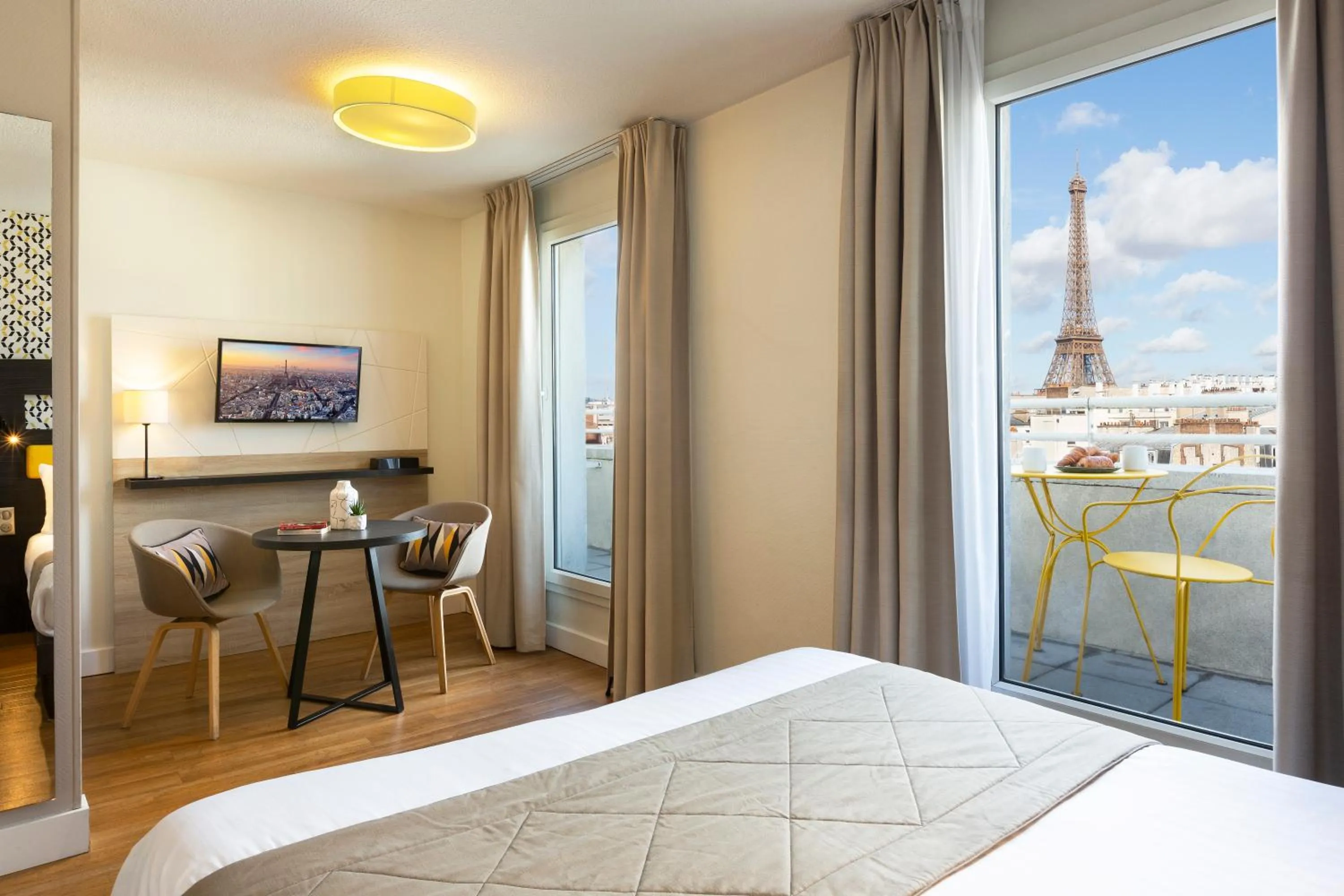Bed in Citadines Tour Eiffel Paris