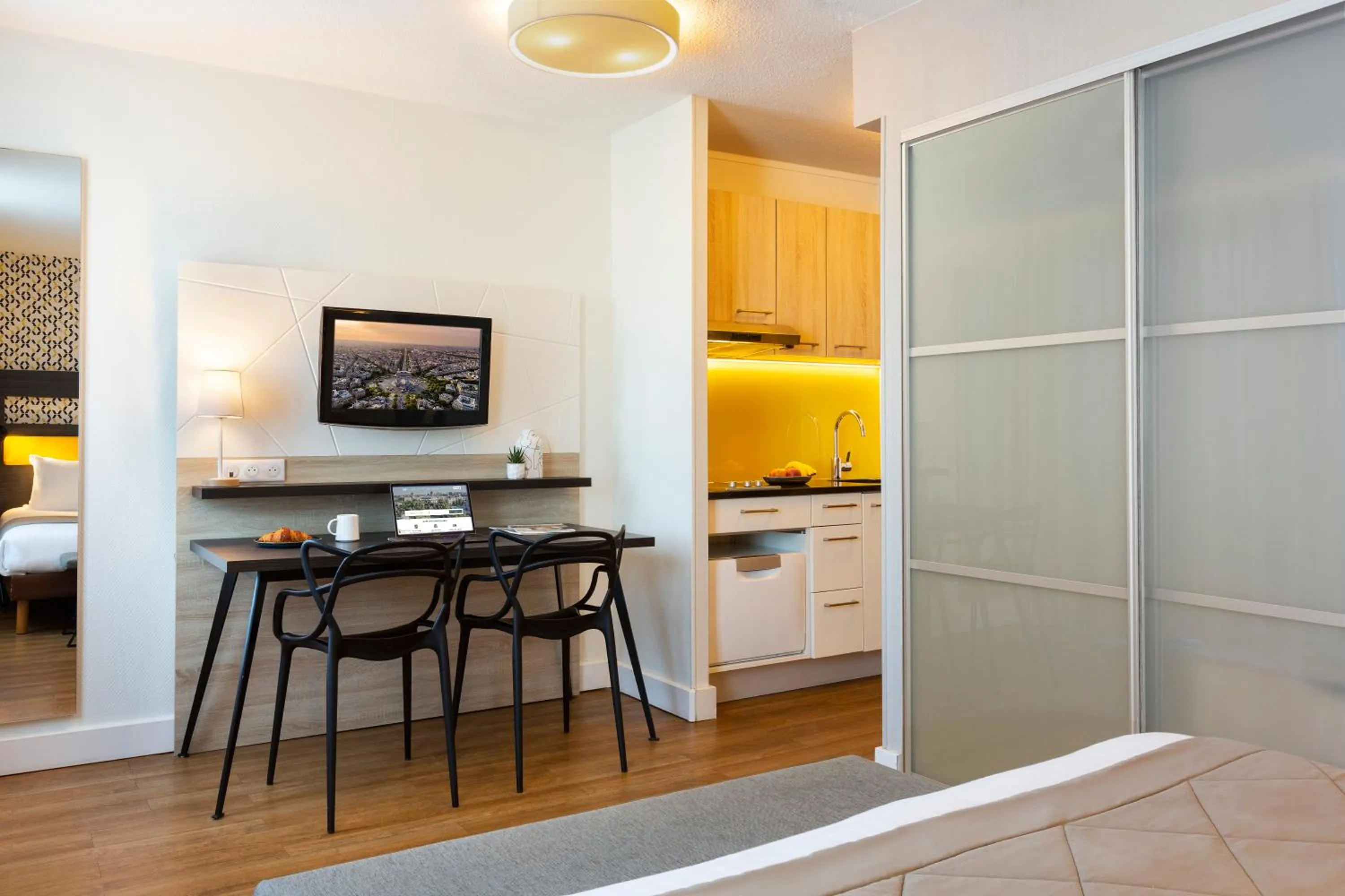 TV and multimedia in Citadines Tour Eiffel Paris