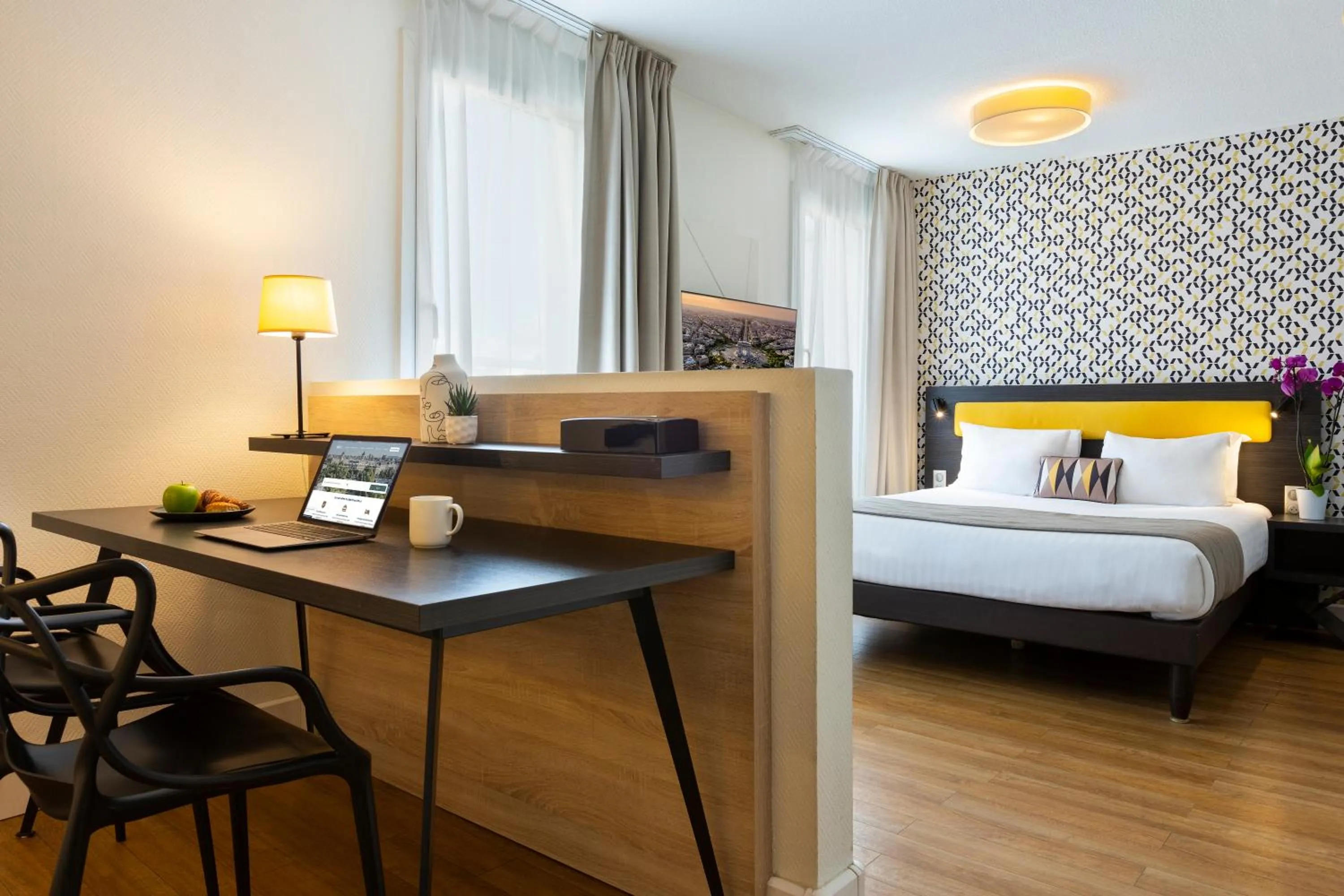 Bed in Citadines Tour Eiffel Paris