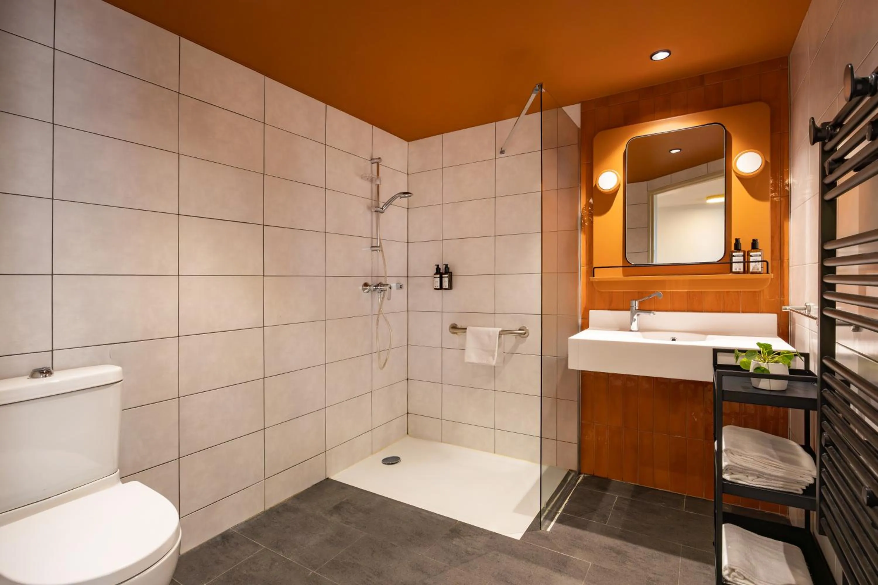 Bathroom in Citadines République Paris