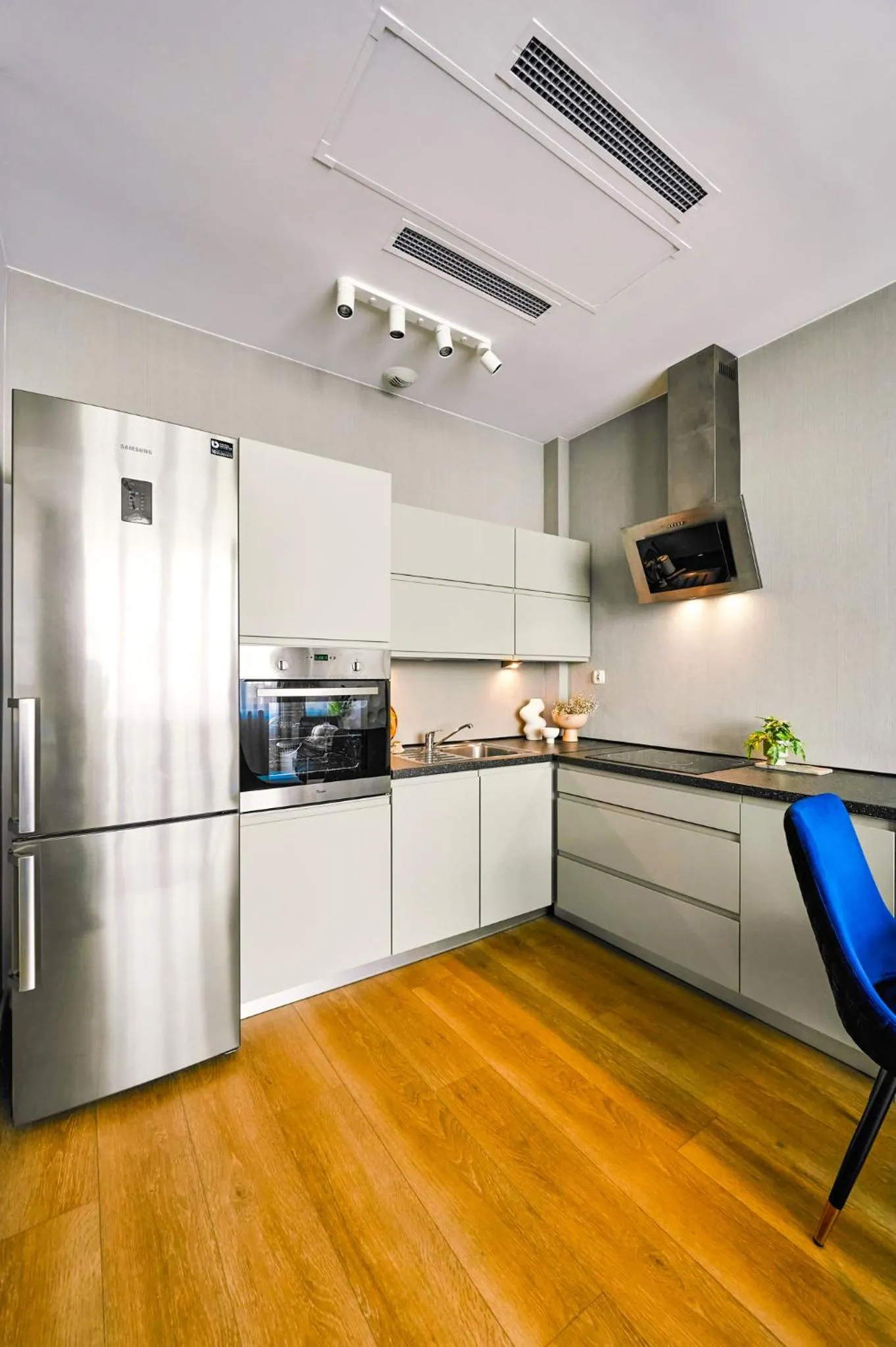 Kitchen or kitchenette in Wielopole17 Max Apartment with AC
