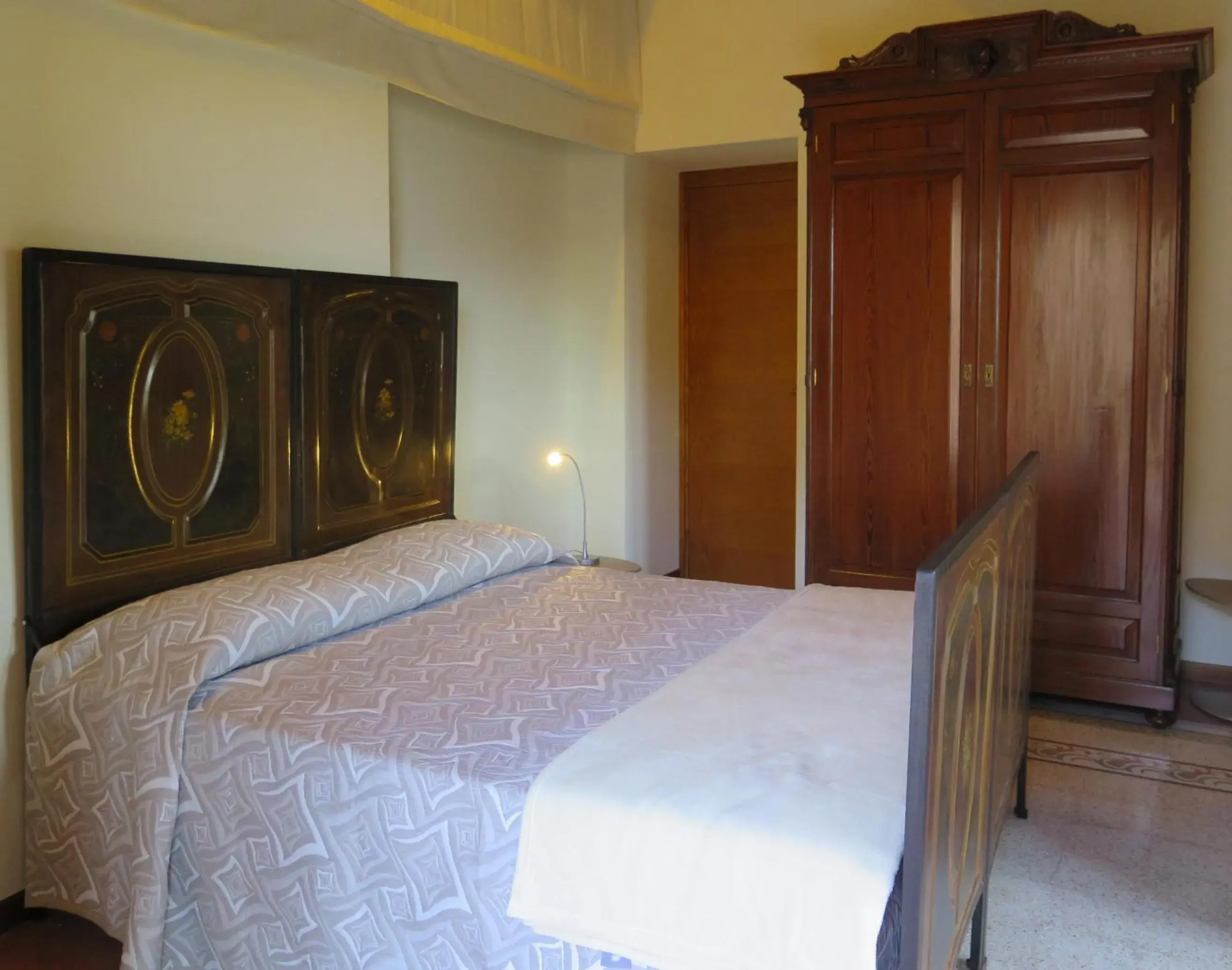 Triple Room with Private Bathroom - single occupancy in Porta Baciamano Triple Room with Private Bathroom - single occupancy in Porta Baciamano