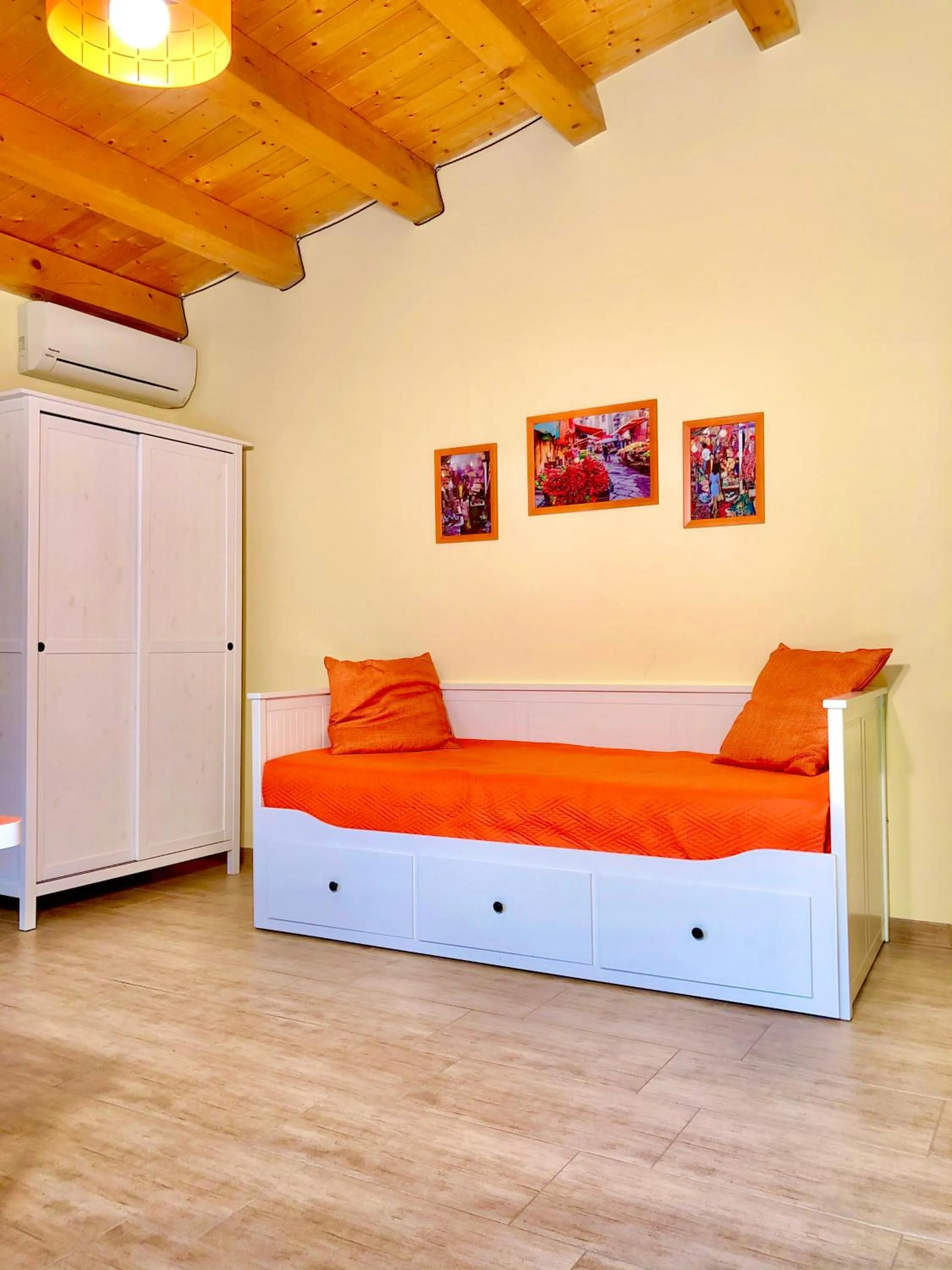 Seating area, Bed in Cuore Della Valle