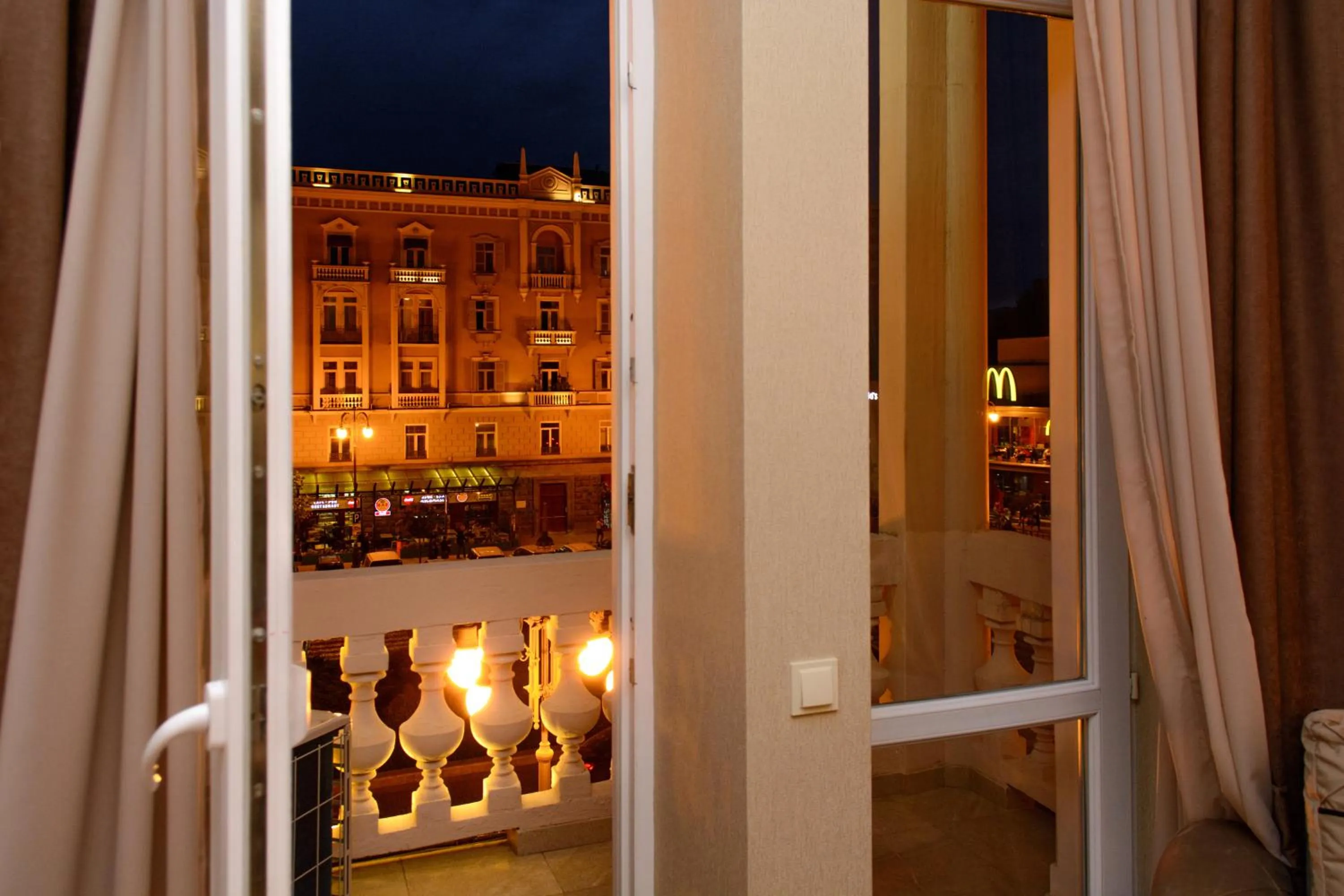 Restaurant/places to eat in Dat Exx Apartments on Marjanishvili