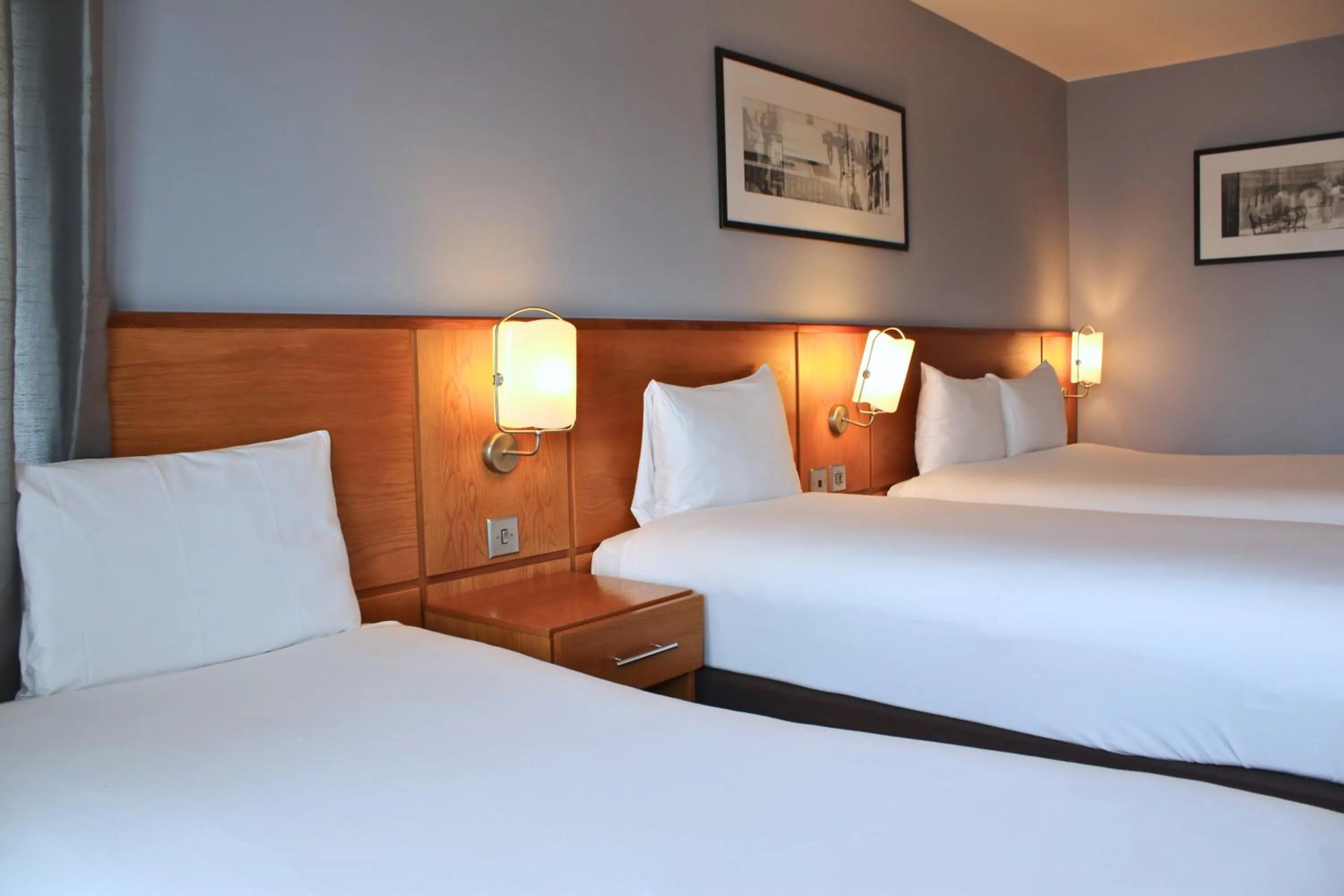 Bedroom, Bed in The Crown London, WorldHotels Distinctive
