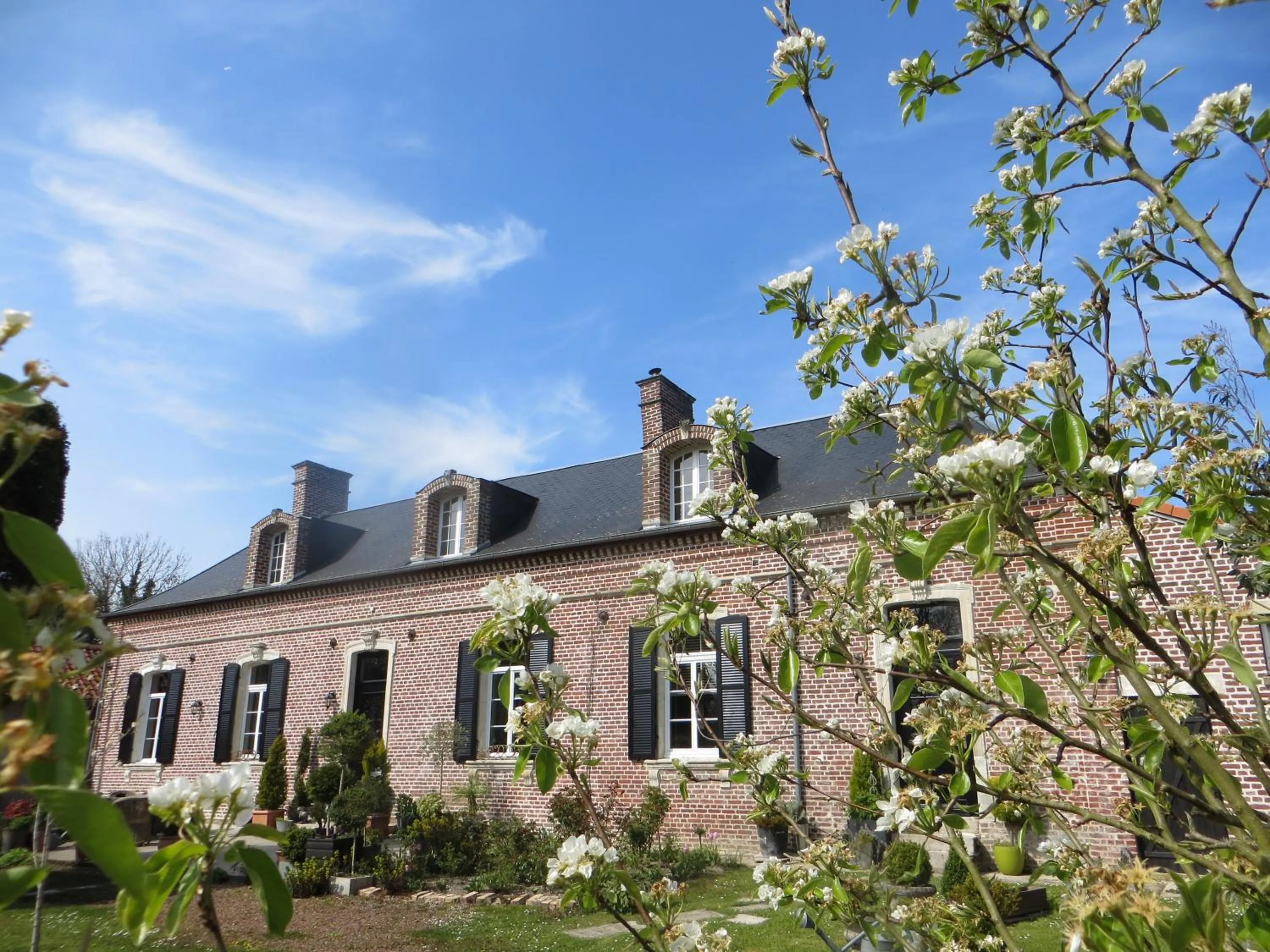 Facade/entrance in Laclos des champs