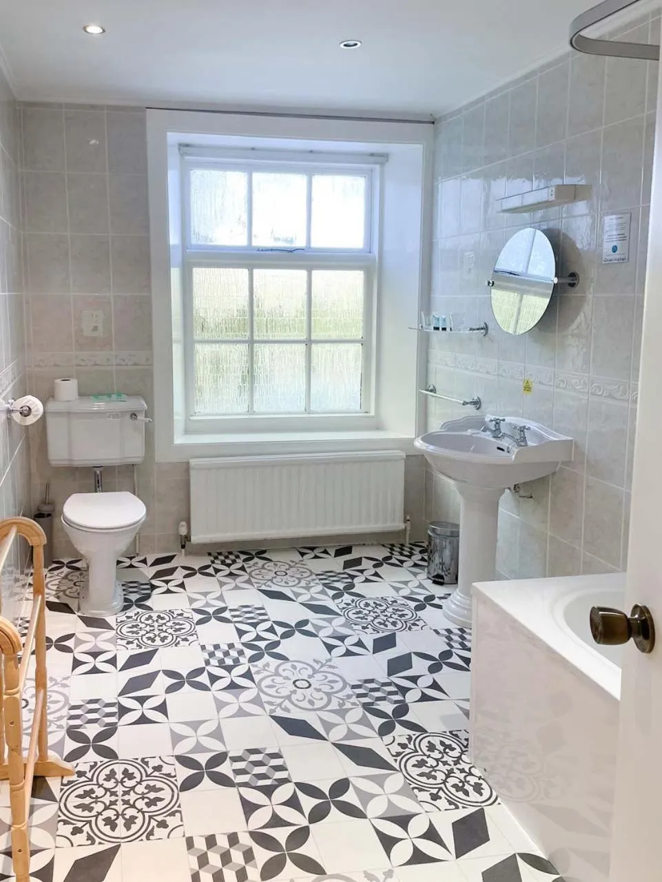 Toilet in Oriel Hotel