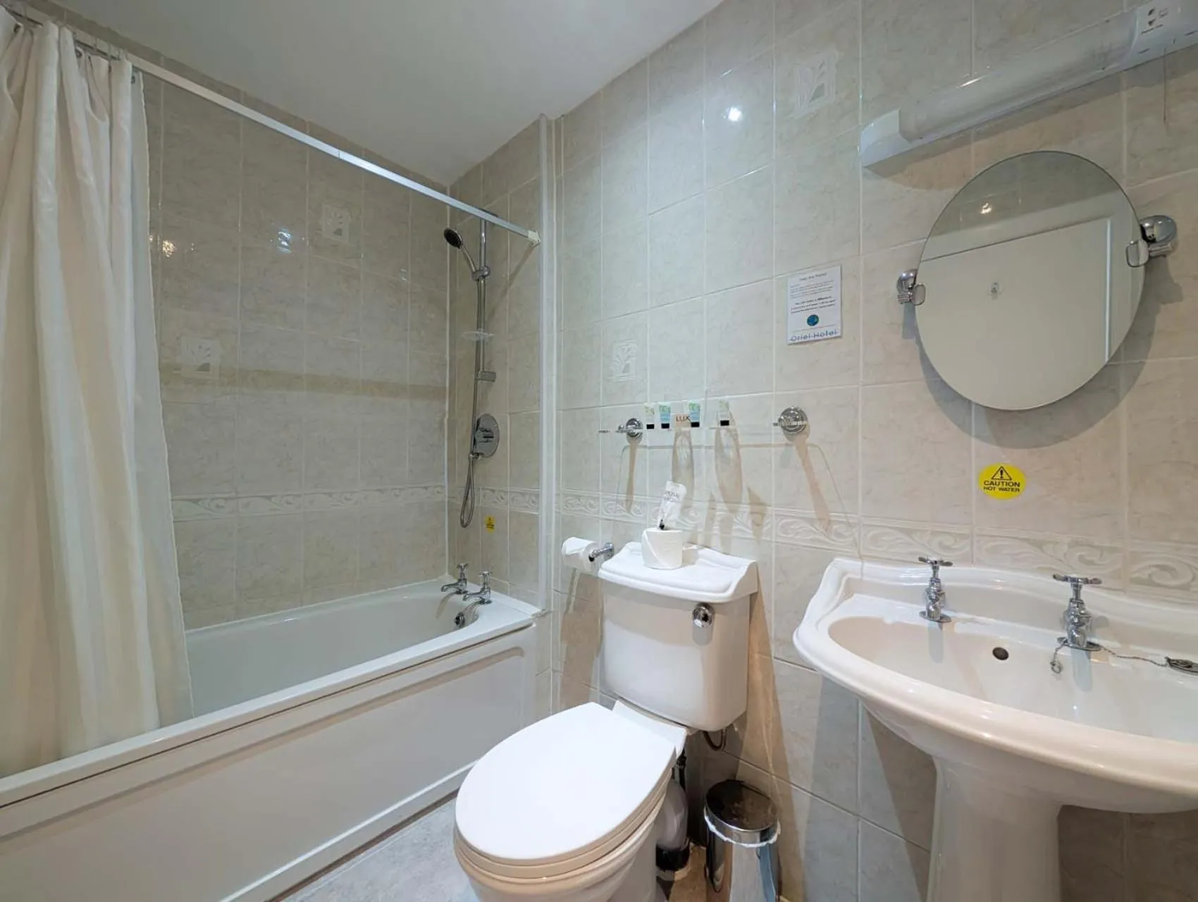 Toilet in Oriel Hotel