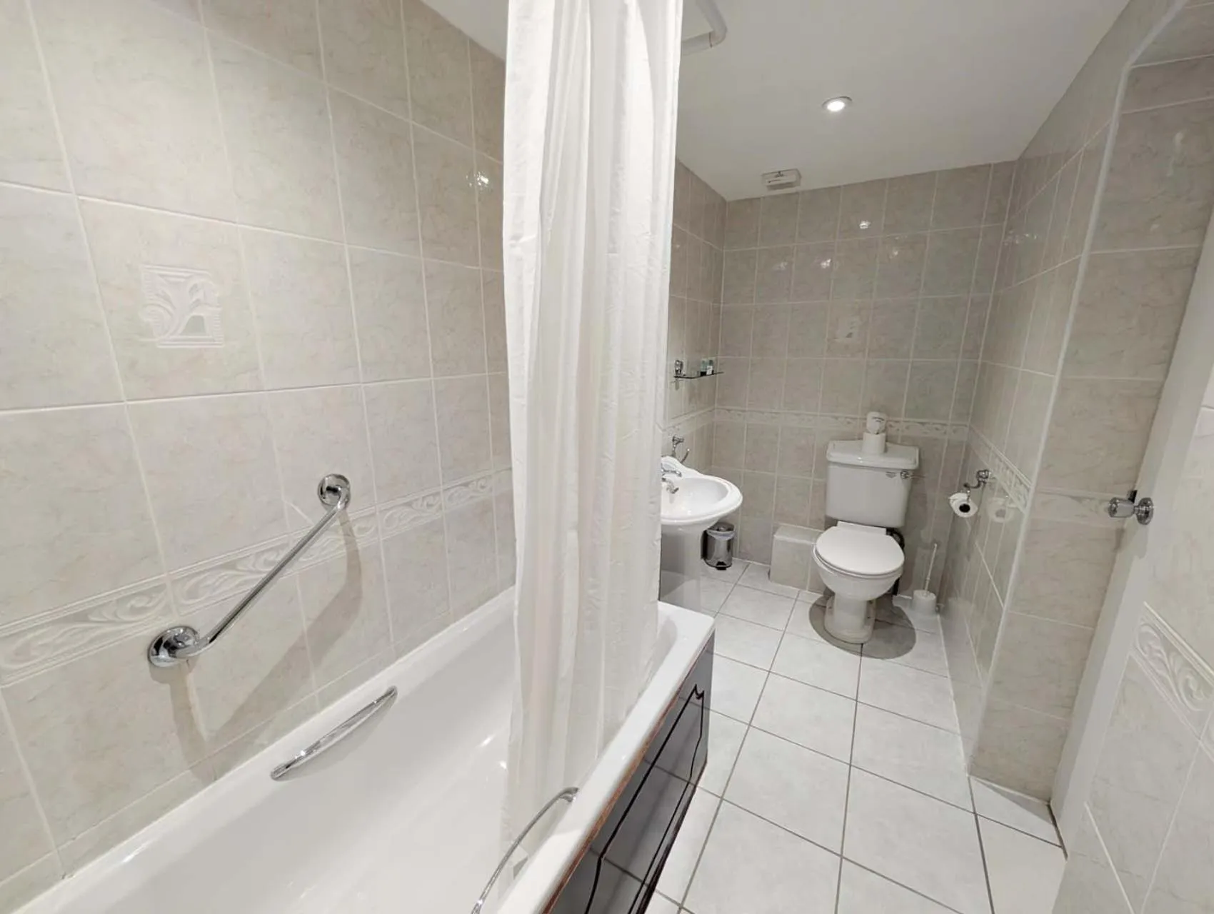 Toilet in Oriel Hotel