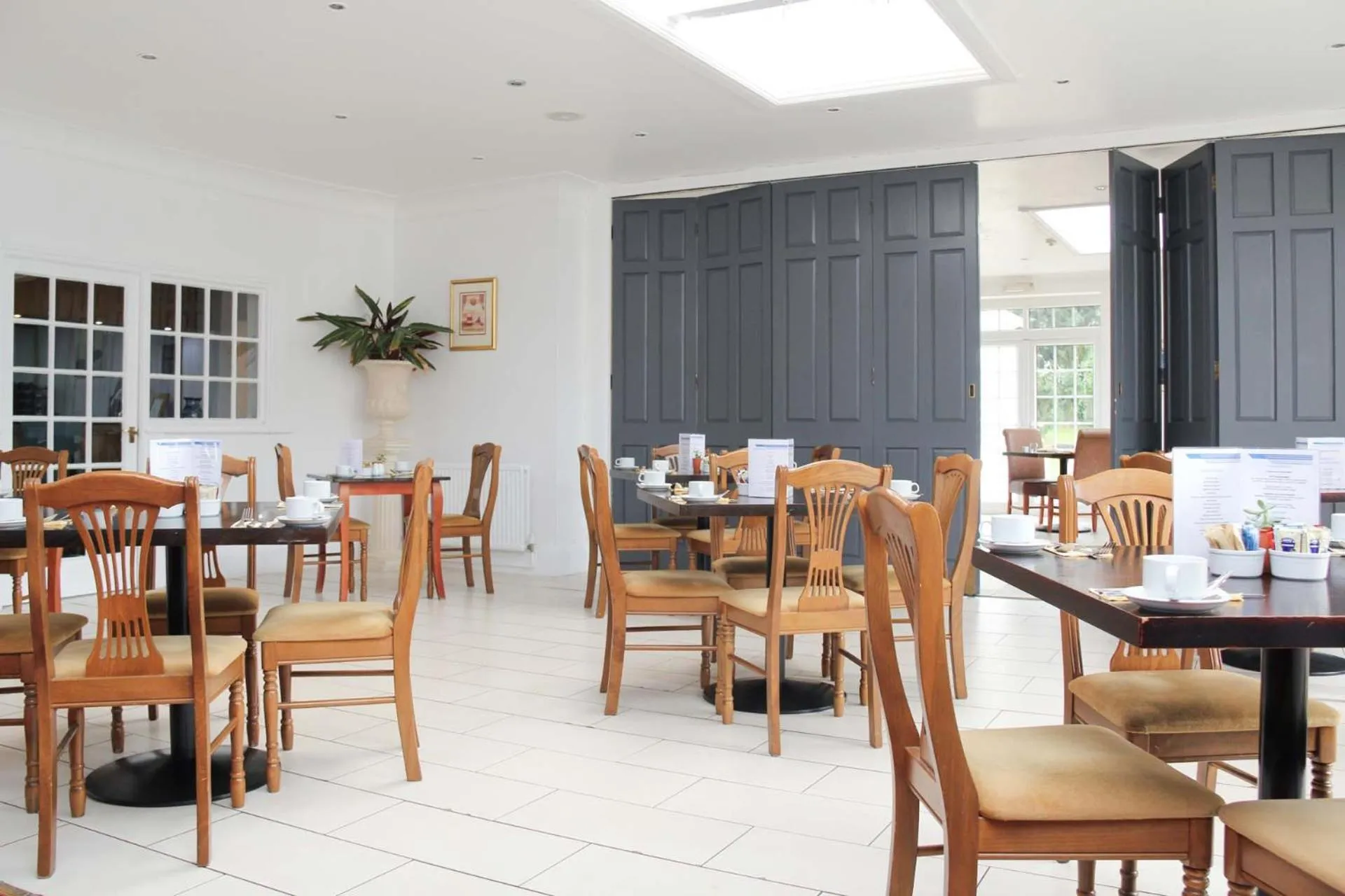 Restaurant/places to eat in Oriel Hotel