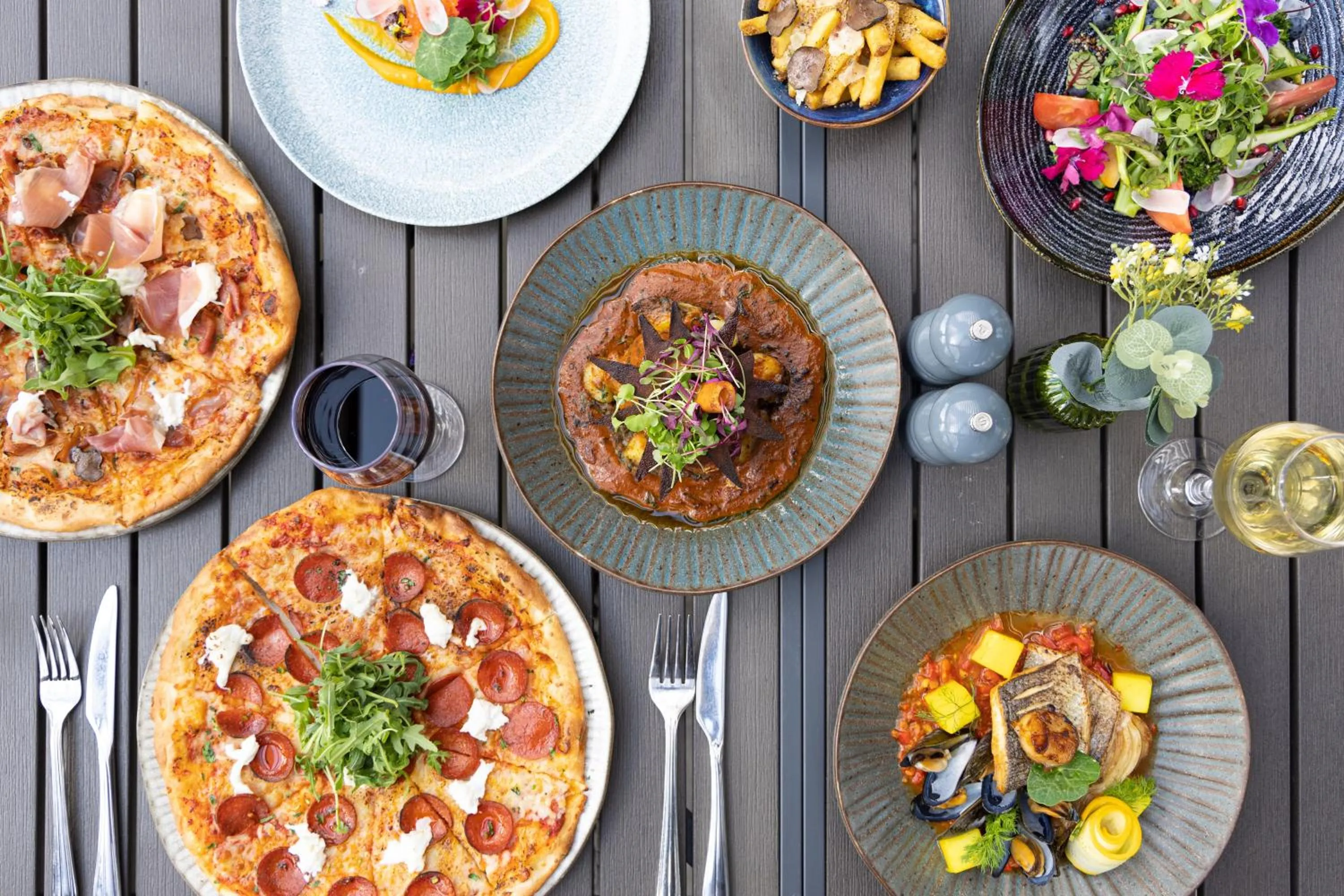 Food and drinks in Holiday Inn London Gatwick - Worth by IHG