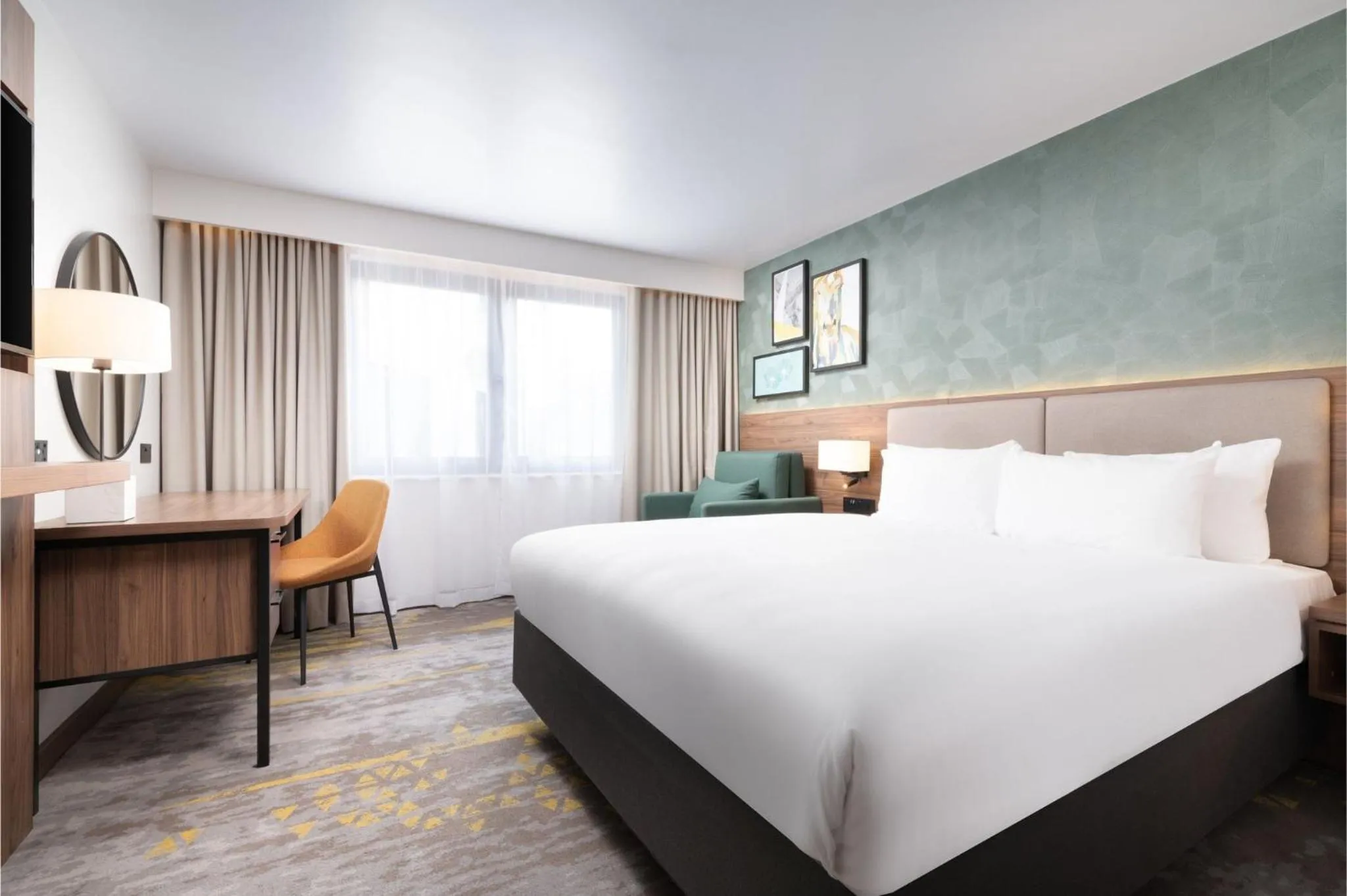 Photo of the whole room, Bed in Holiday Inn London Gatwick - Worth by IHG