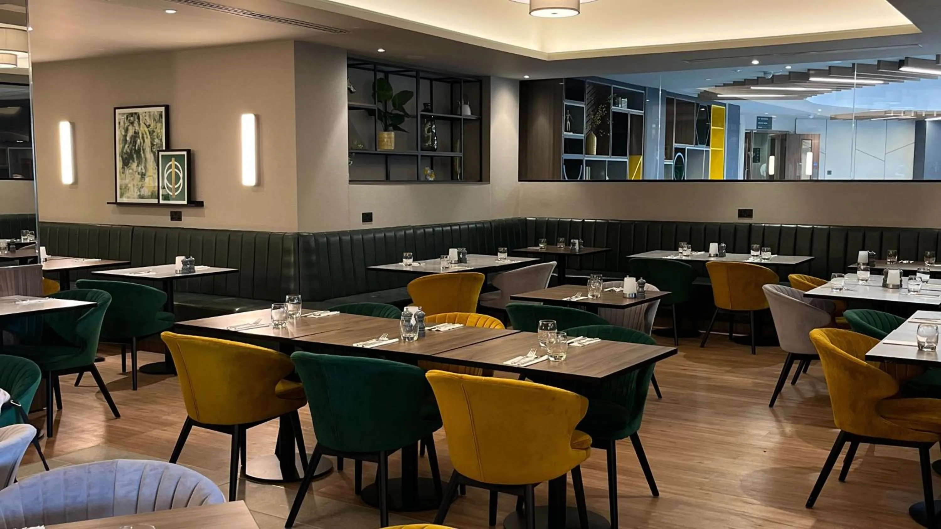 Restaurant/places to eat in Holiday Inn London Gatwick - Worth by IHG