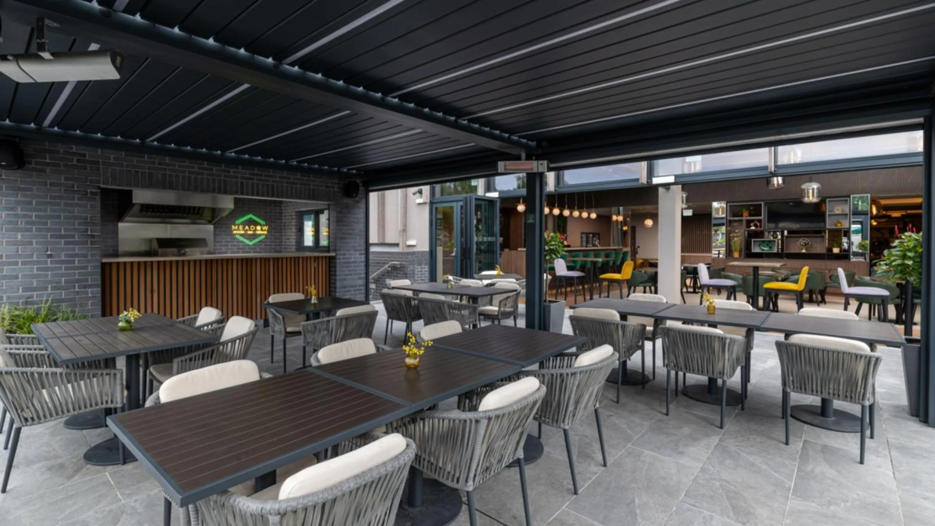 Lounge or bar in Holiday Inn London Gatwick - Worth by IHG