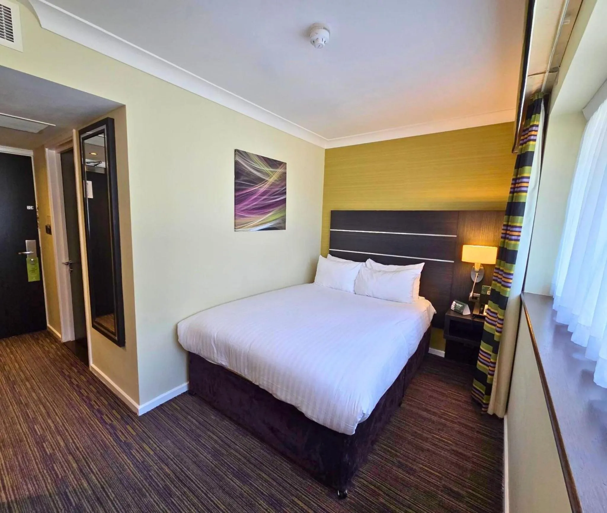 Photo of the whole room, Bed in Holiday Inn London Gatwick - Worth by IHG