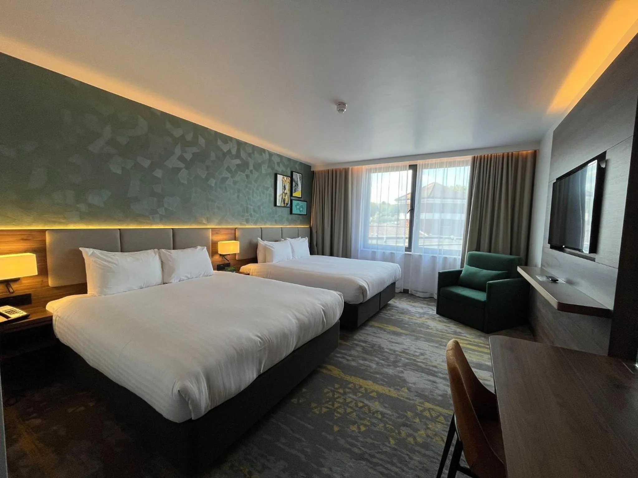 Photo of the whole room, Bed in Holiday Inn London Gatwick - Worth by IHG