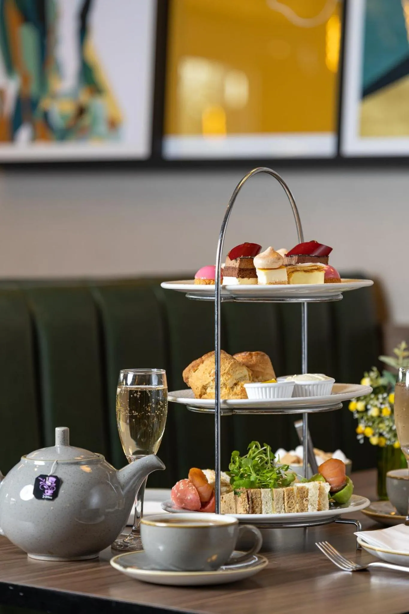 Restaurant/places to eat in Holiday Inn London Gatwick - Worth by IHG