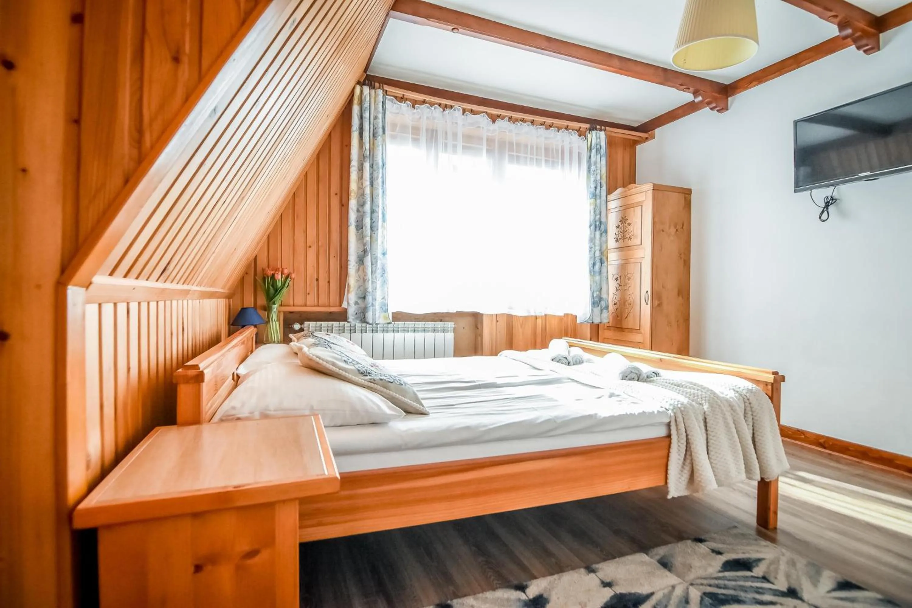 Photo of the whole room, Bed in U Króla