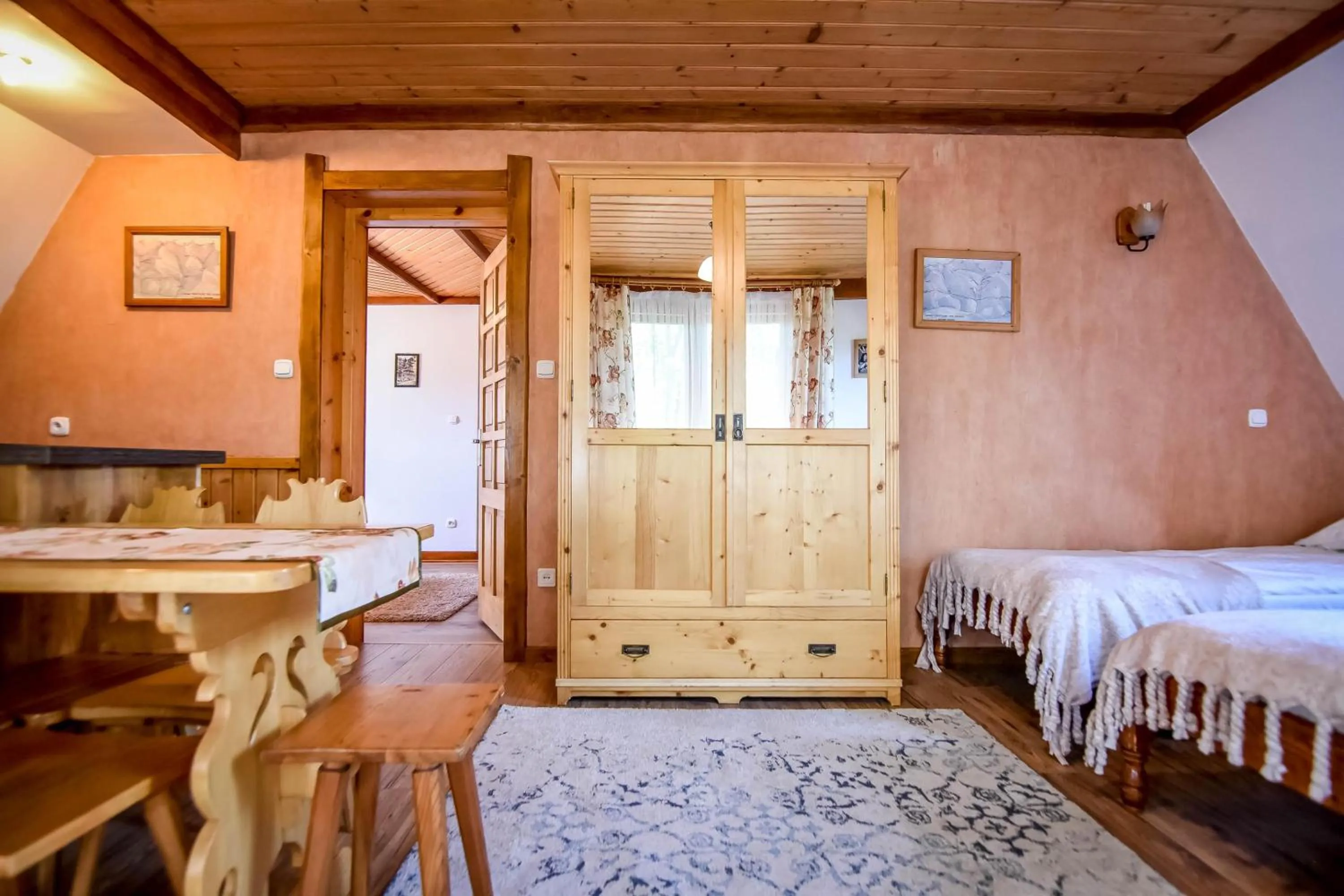 Photo of the whole room, Bed in U Króla