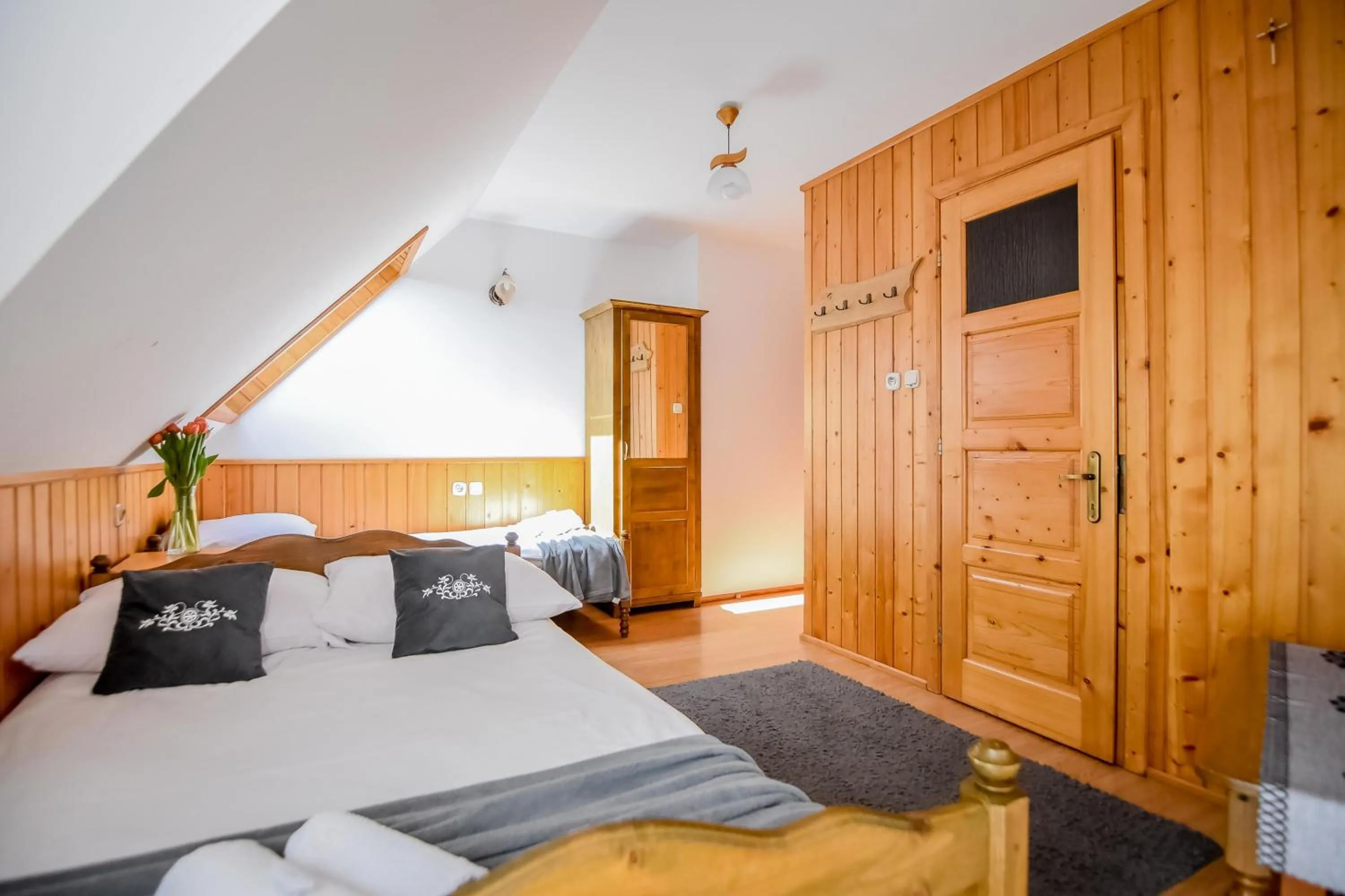 Photo of the whole room, Bed in U Króla