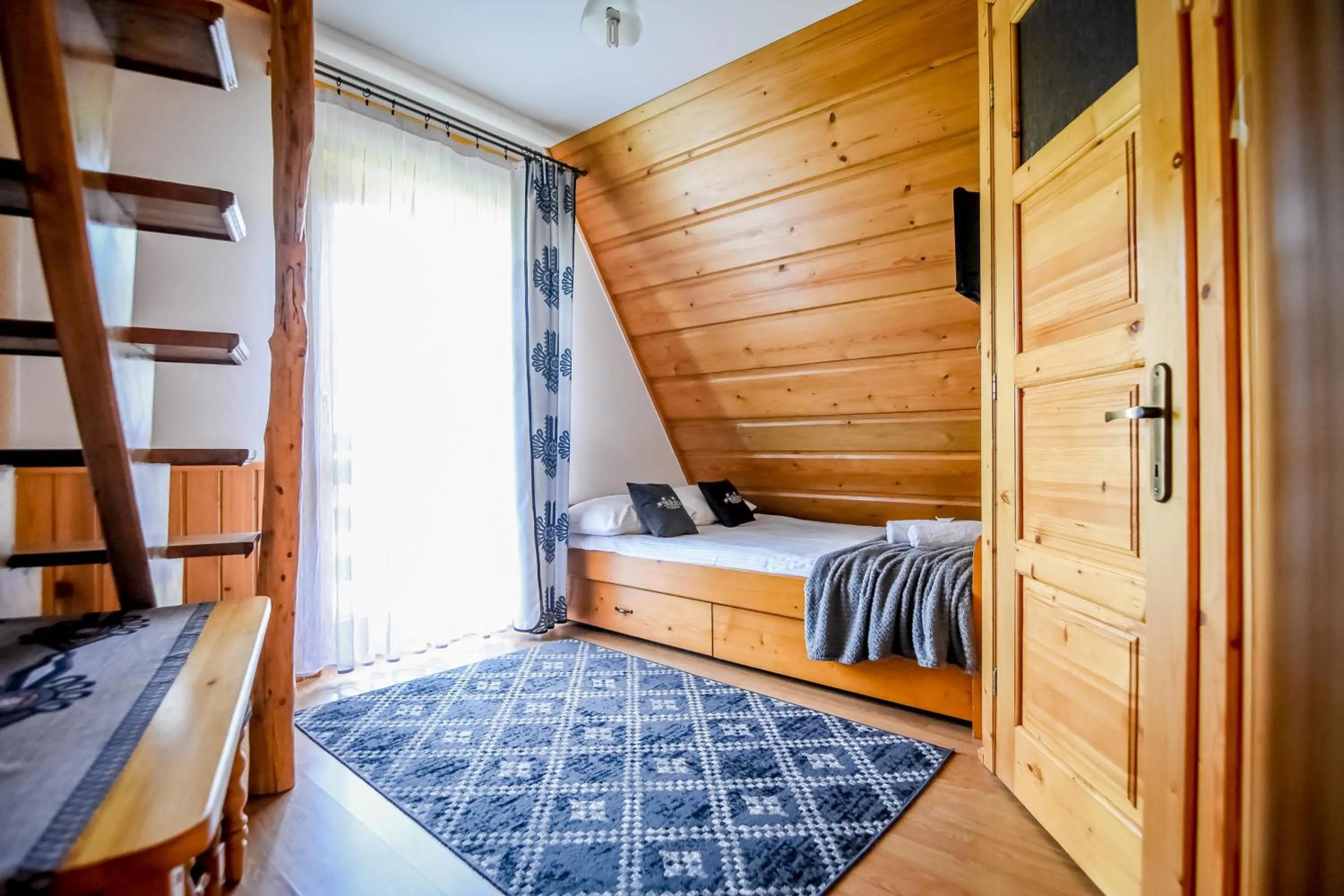 Photo of the whole room, Bed in U Króla