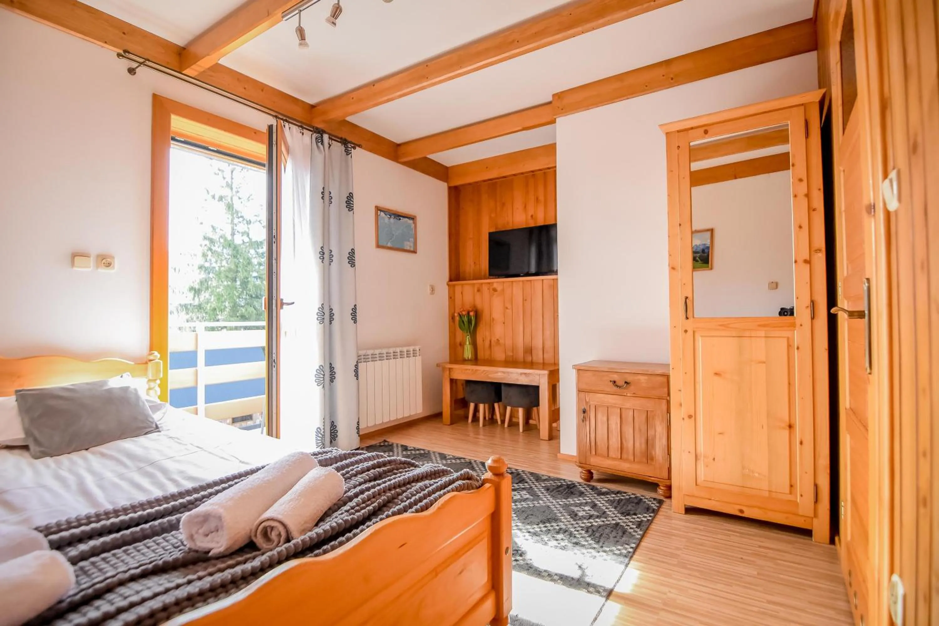 Photo of the whole room, Bed in U Króla