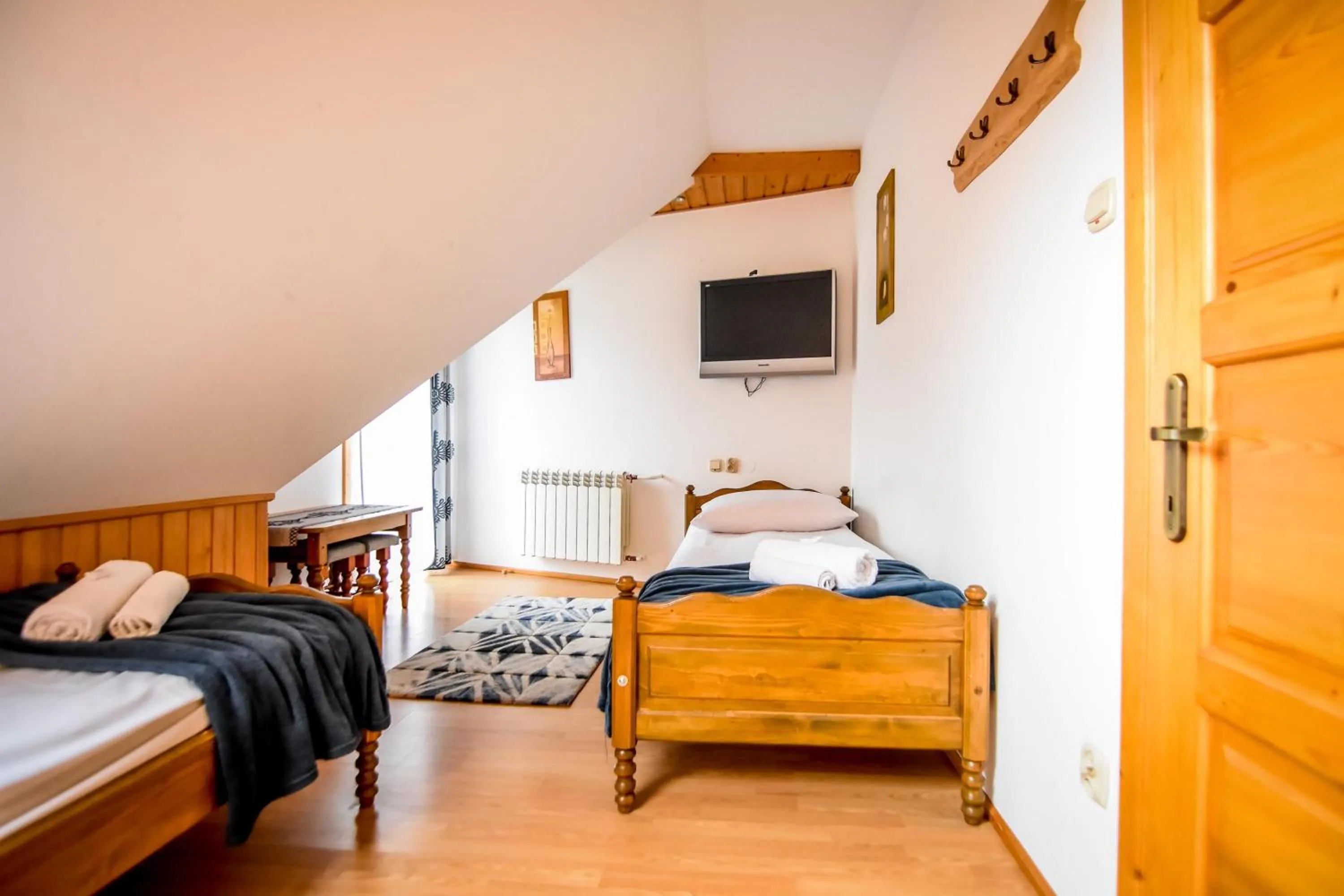 Photo of the whole room, Bed in U Króla