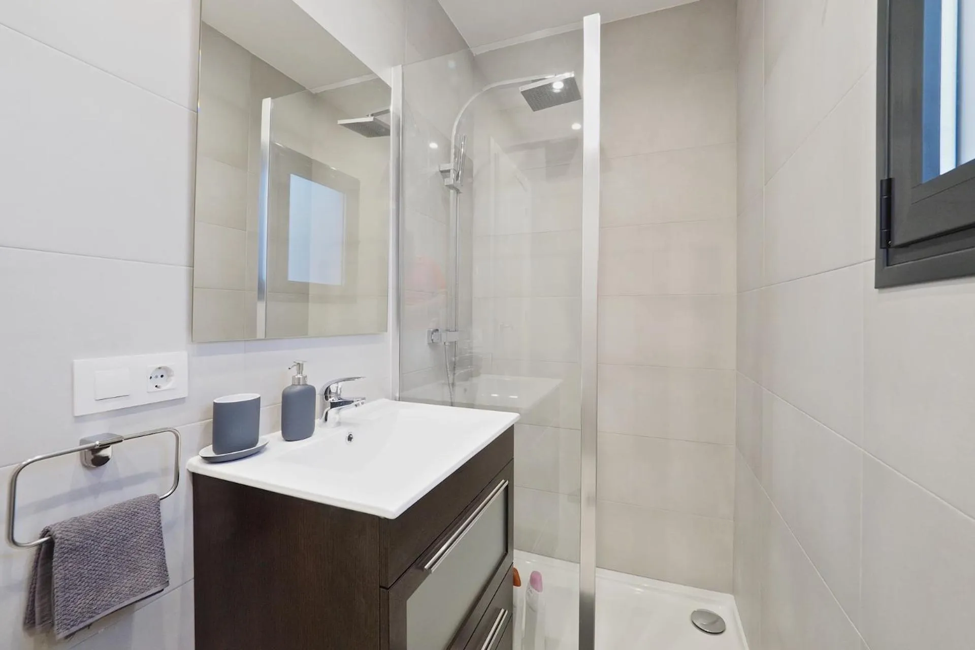 Bathroom in Modern Catalan Apartments by Olala Homes