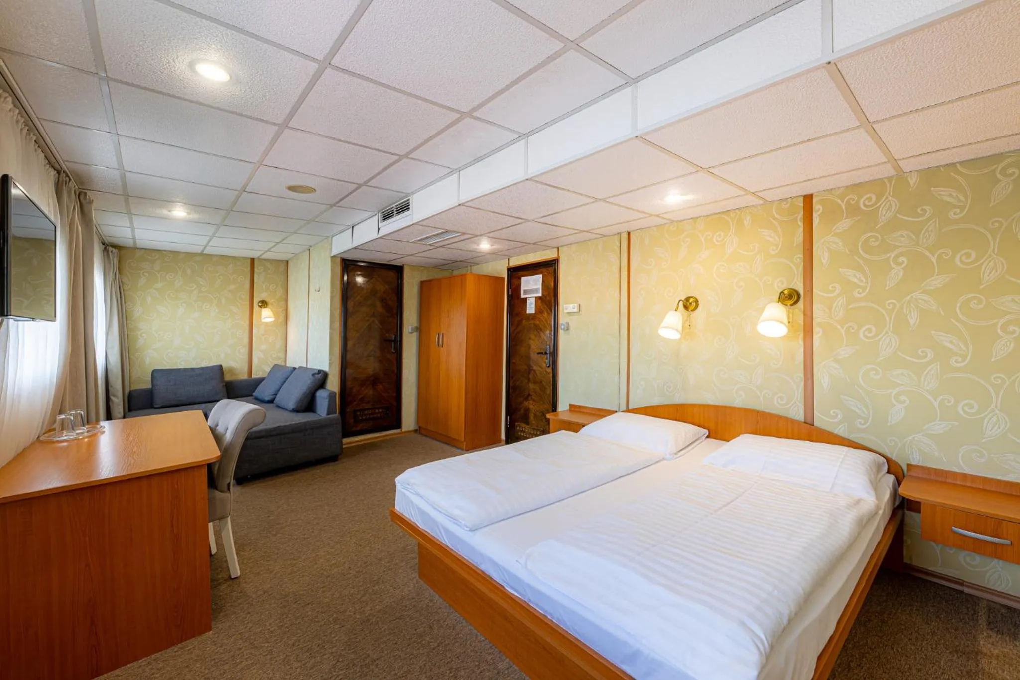 Bed in Grand Jules - Boat Hotel