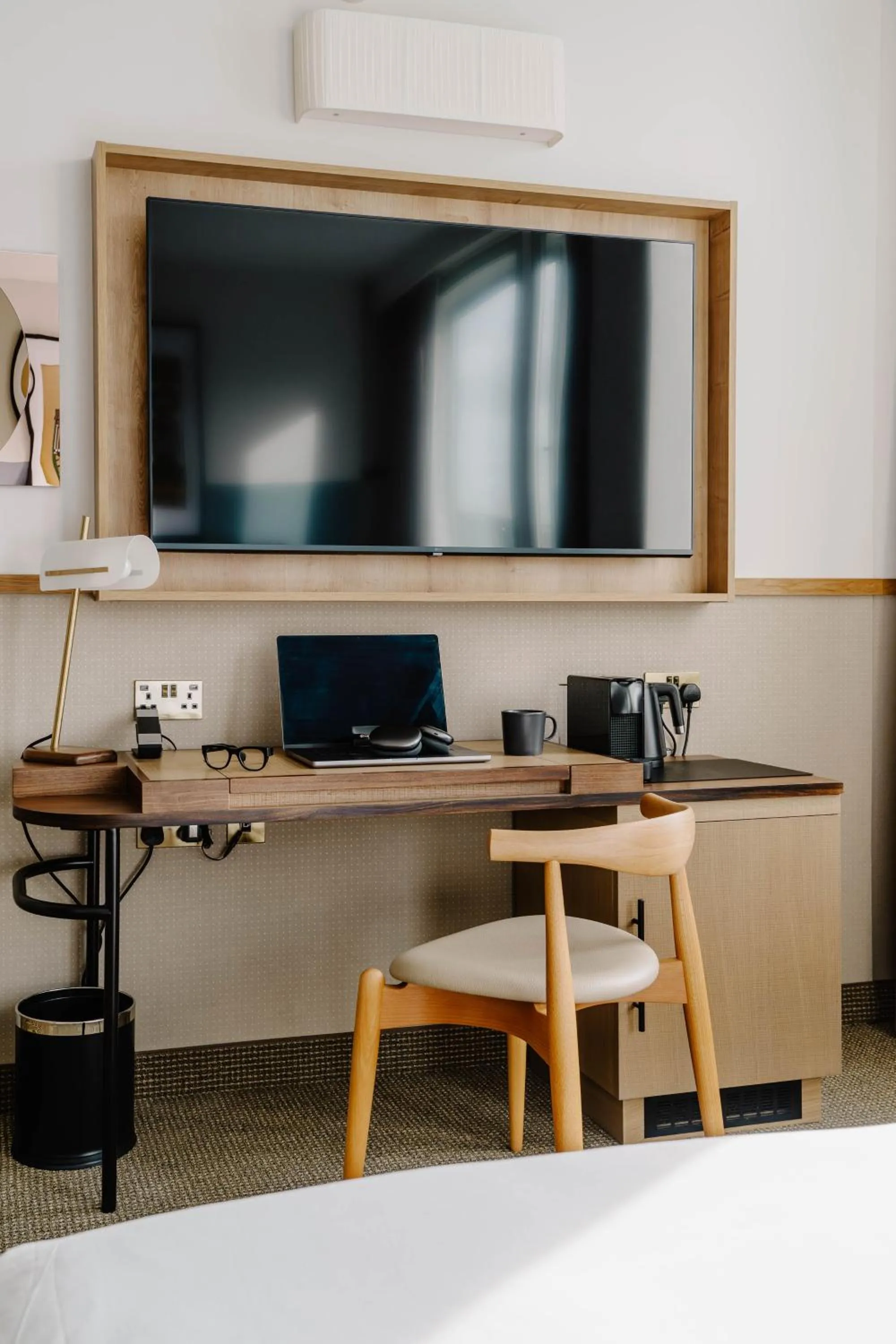 TV and multimedia in Club Quarters Hotel St Paul's, London