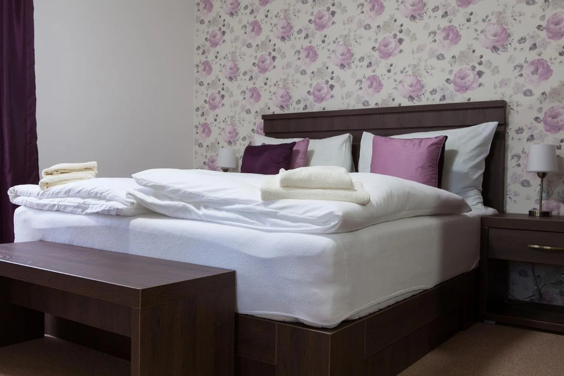 Deluxe King Suite - single occupancy in Villa Cafe