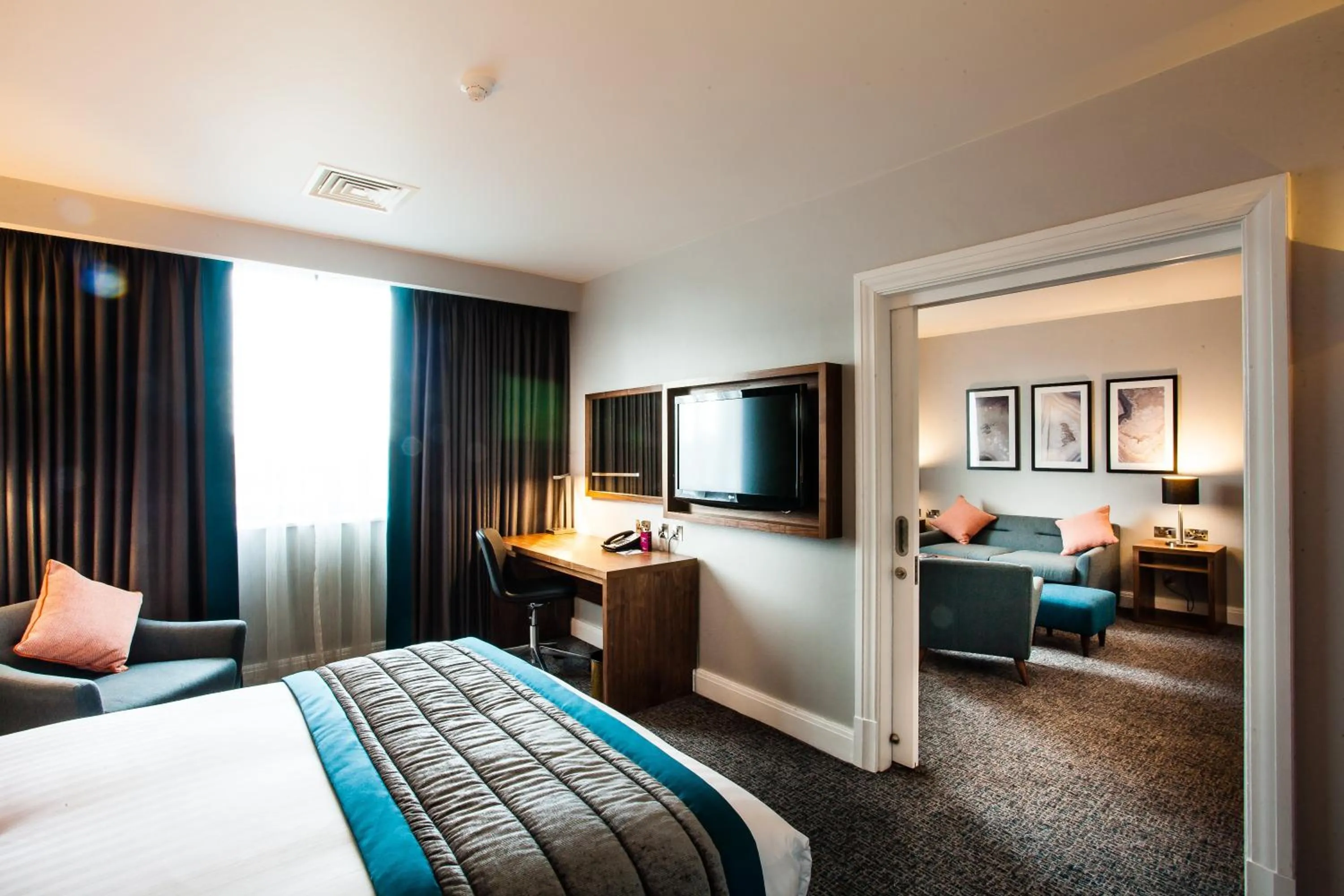 TV and multimedia, Bed in Crowne Plaza Leeds by IHG