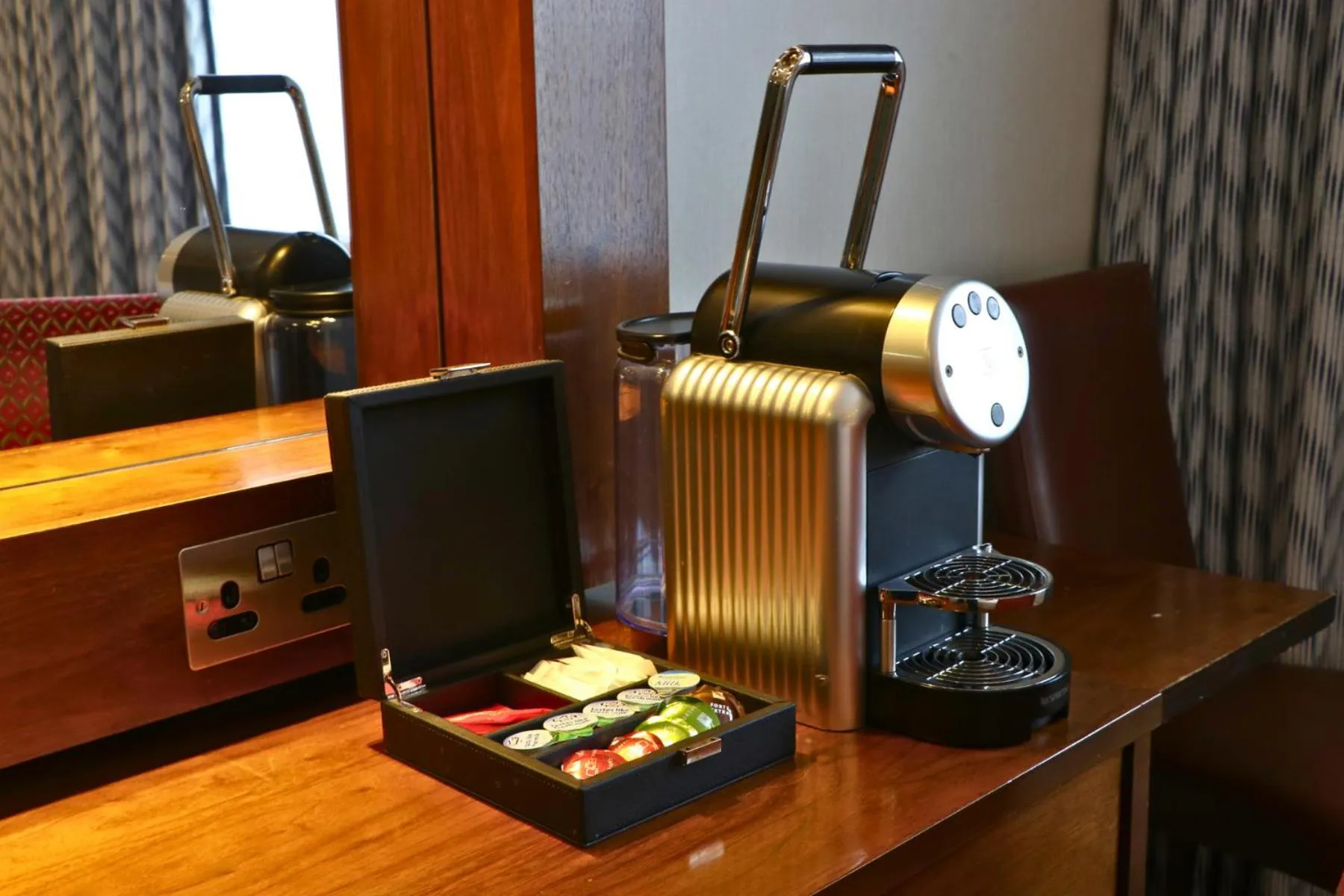 Coffee/tea facilities in Flannery's Hotel