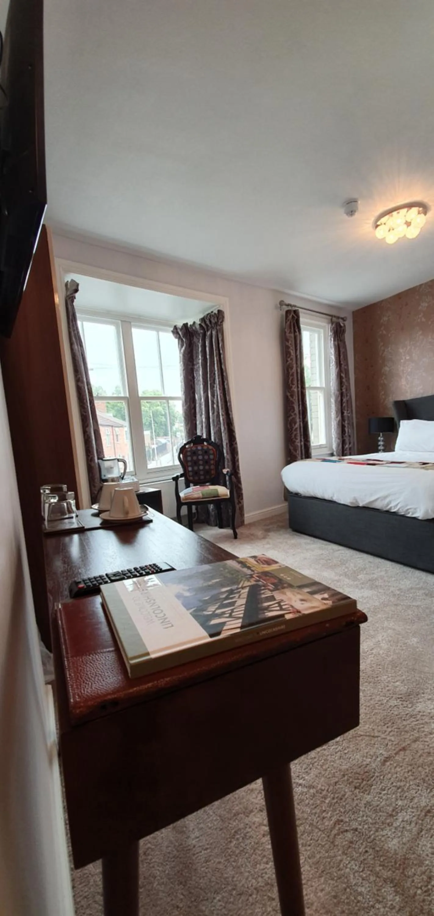 Photo of the whole room, Bed in The Bronze Pig