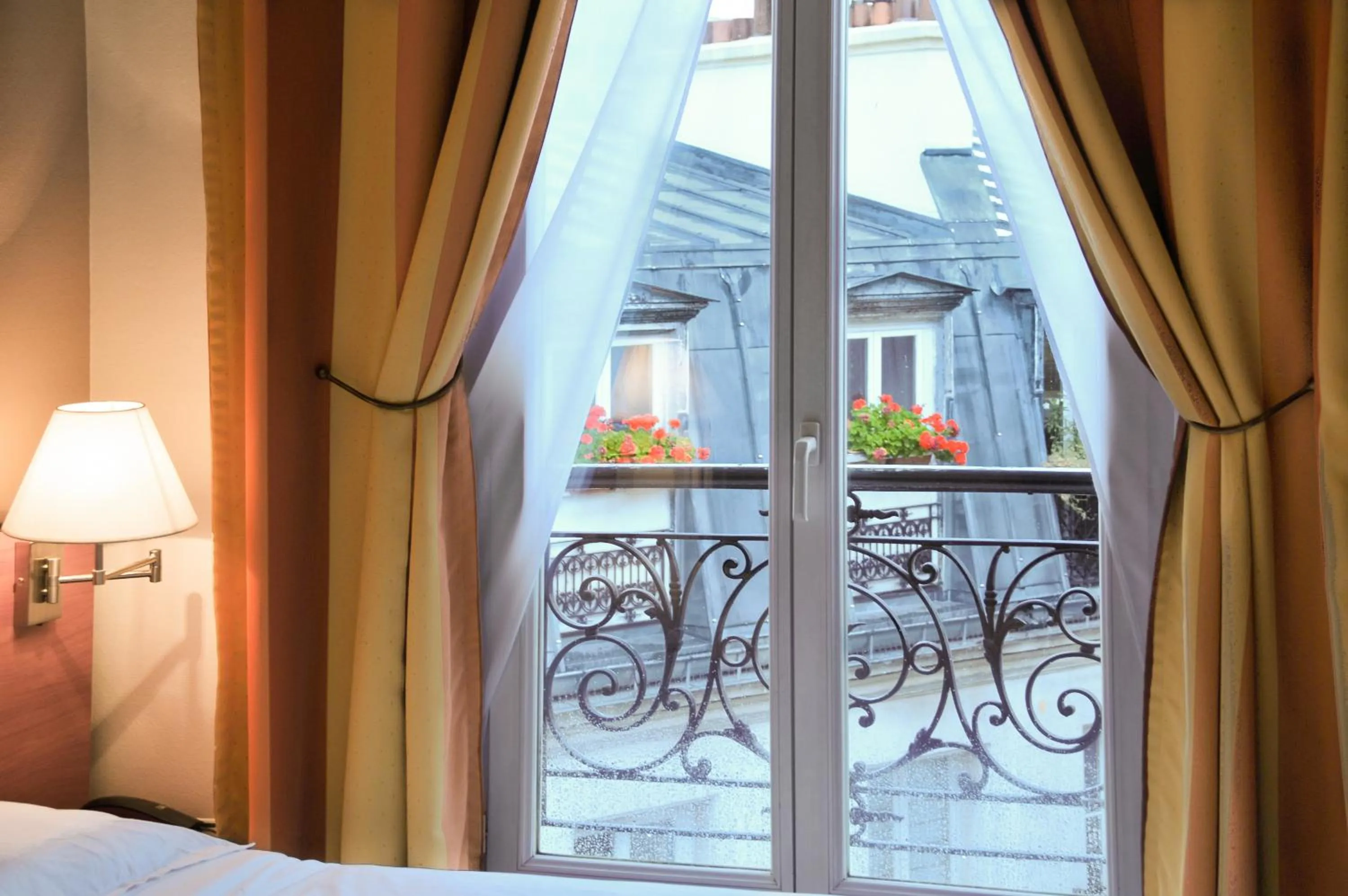 View (from property/room), Bed in Hotel Eden Montmartre