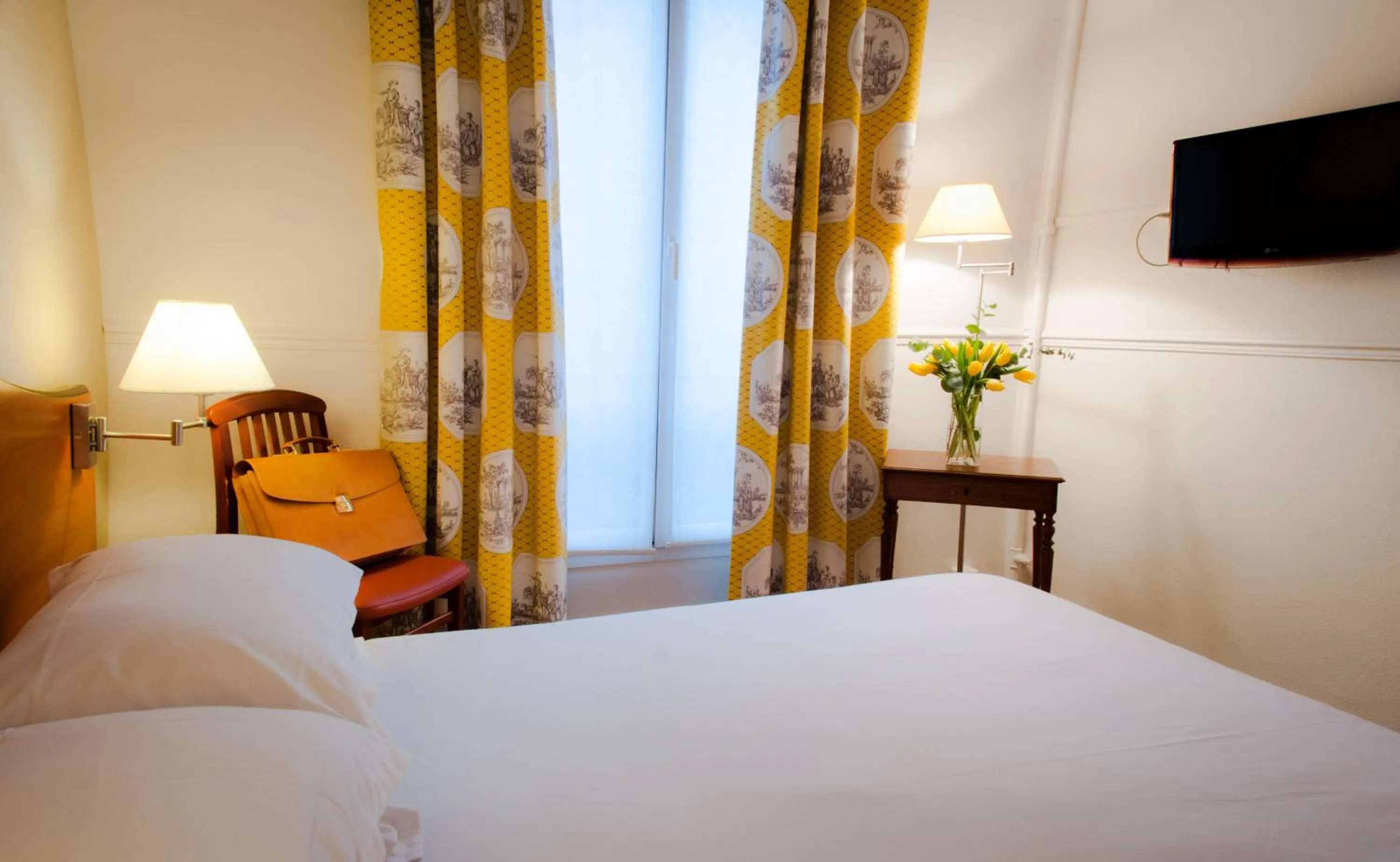 Bedroom, Bed in Hotel Eden Montmartre