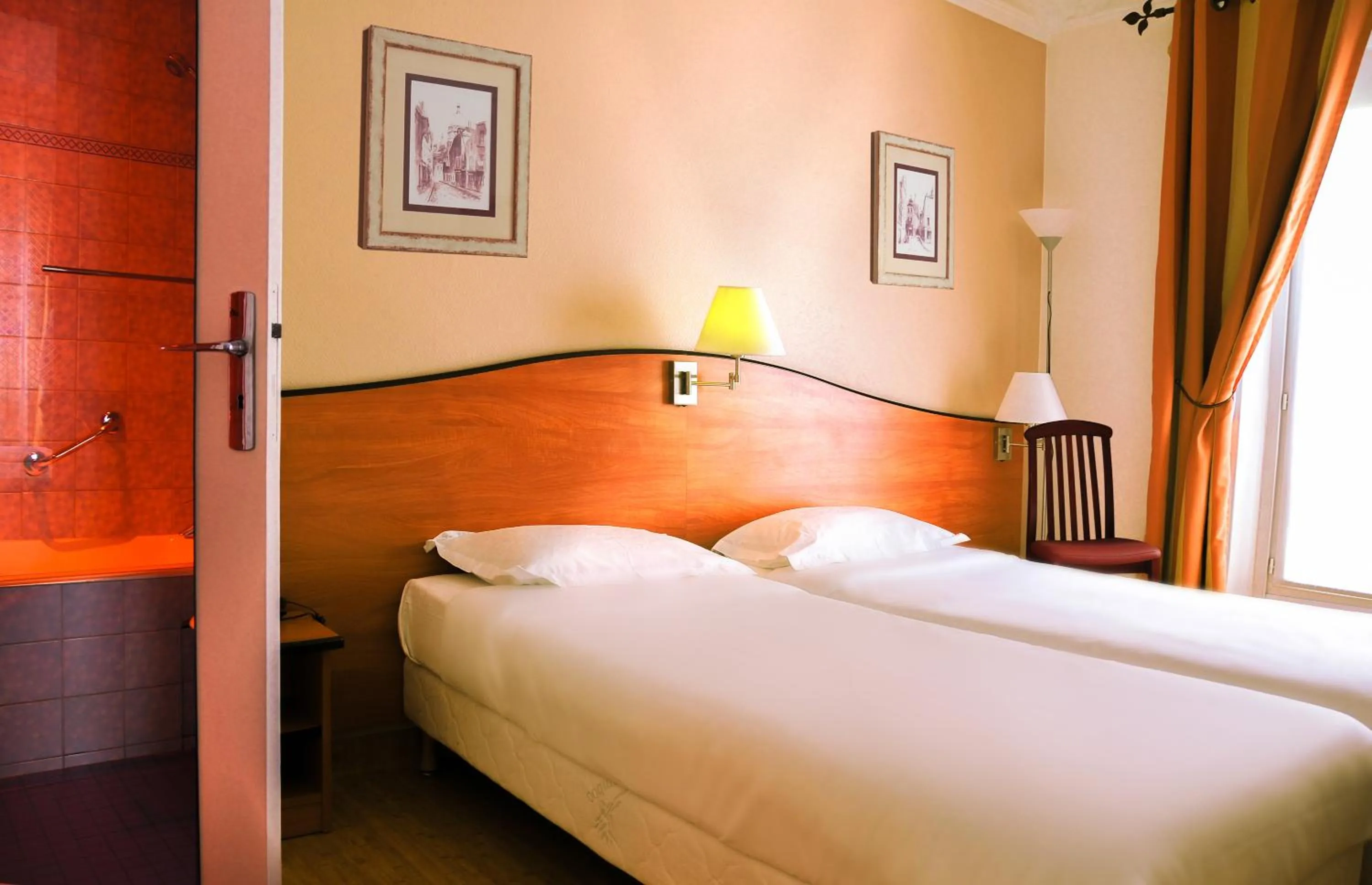 Bedroom, Bed in Hotel Eden Montmartre