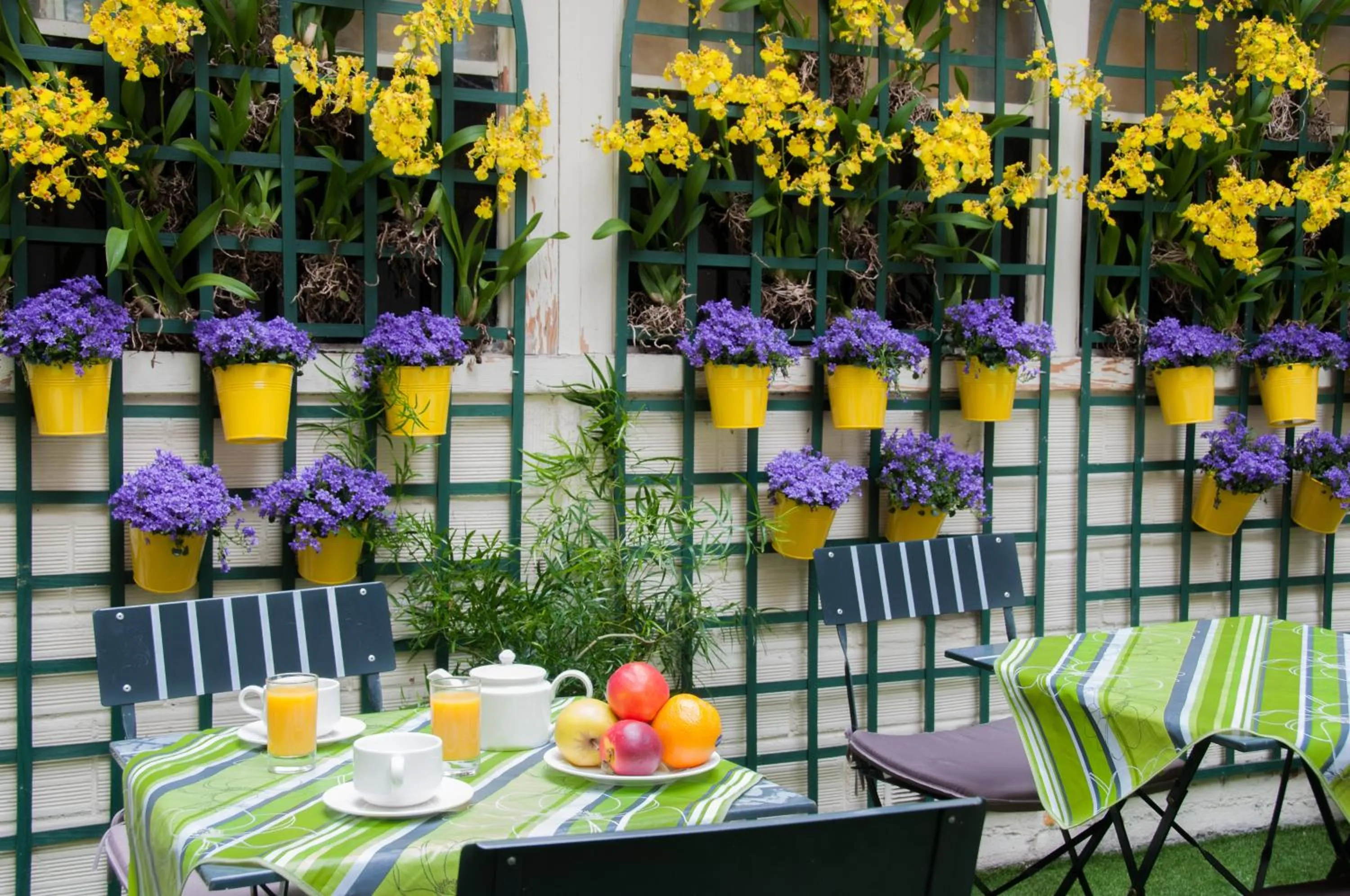 Restaurant/places to eat in Hotel Eden Montmartre