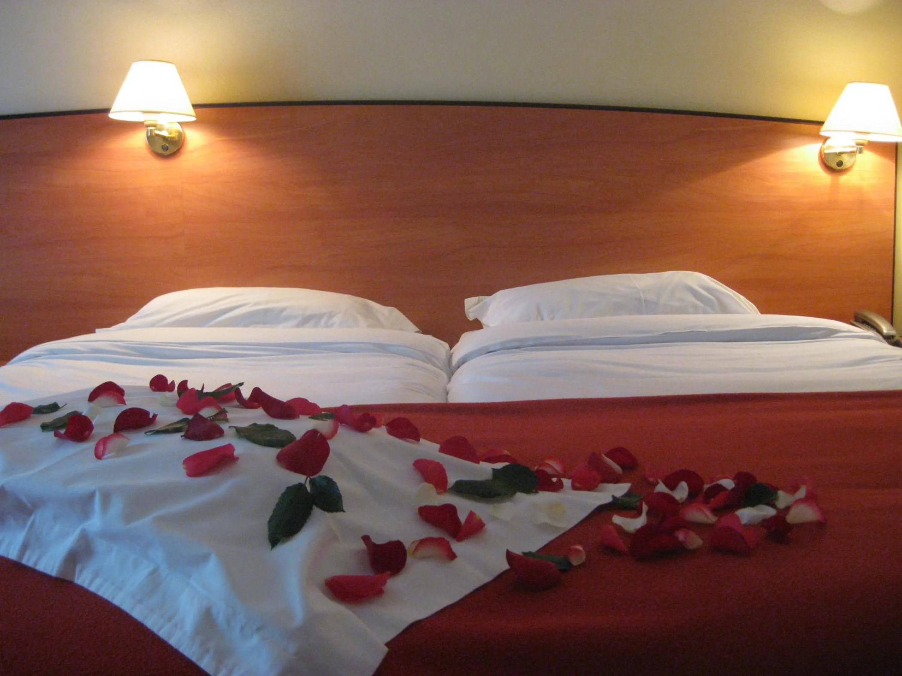 Photo of the whole room, Bed in Hotel Eden Montmartre