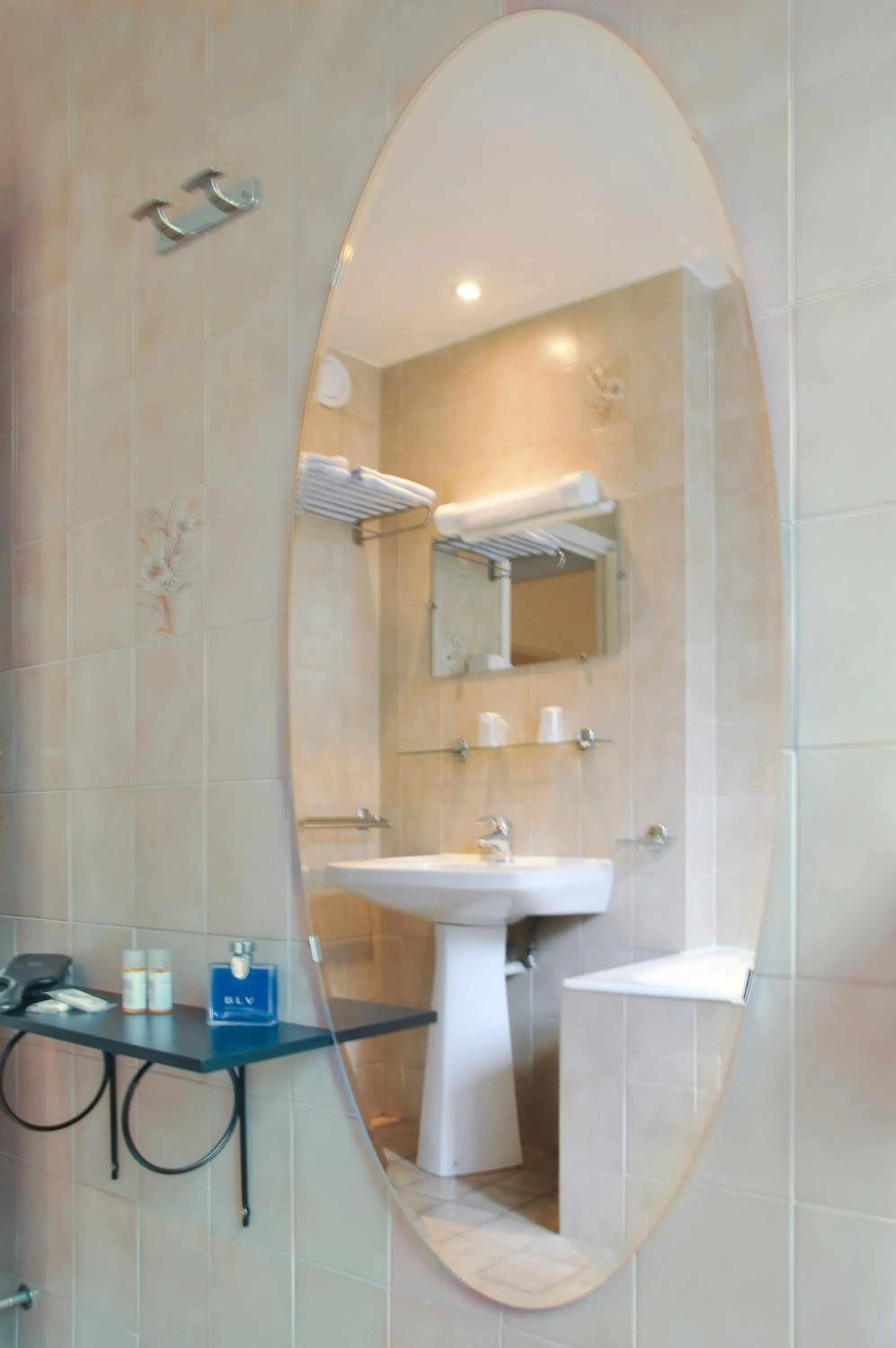 Bathroom in Hotel Eden Montmartre